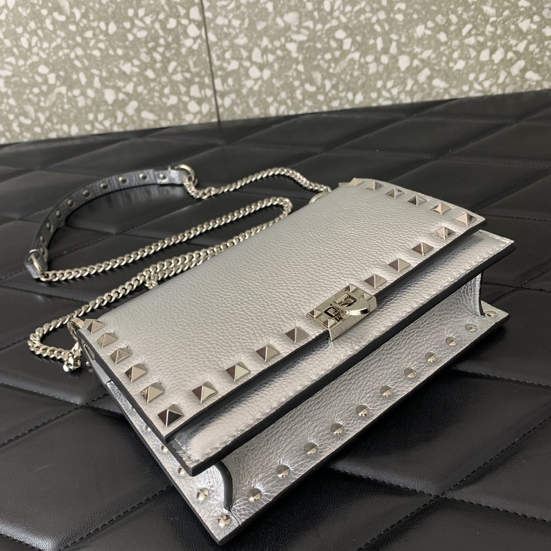 原單VALENTINO華倫天奴包包 Garavani ROCKSTUD粒面小牛皮鏈條手袋 銀色