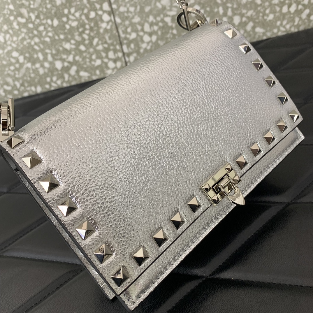 原單VALENTINO華倫天奴包包 Garavani ROCKSTUD粒面小牛皮鏈條手袋 銀色