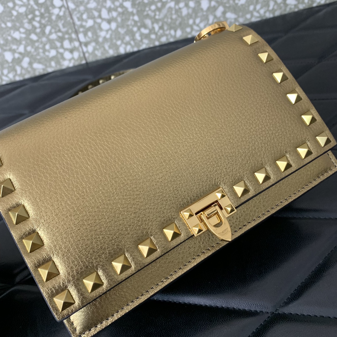 原單VALENTINO華倫天奴包包 Garavani ROCKSTUD粒面小牛皮鏈條手袋 金色
