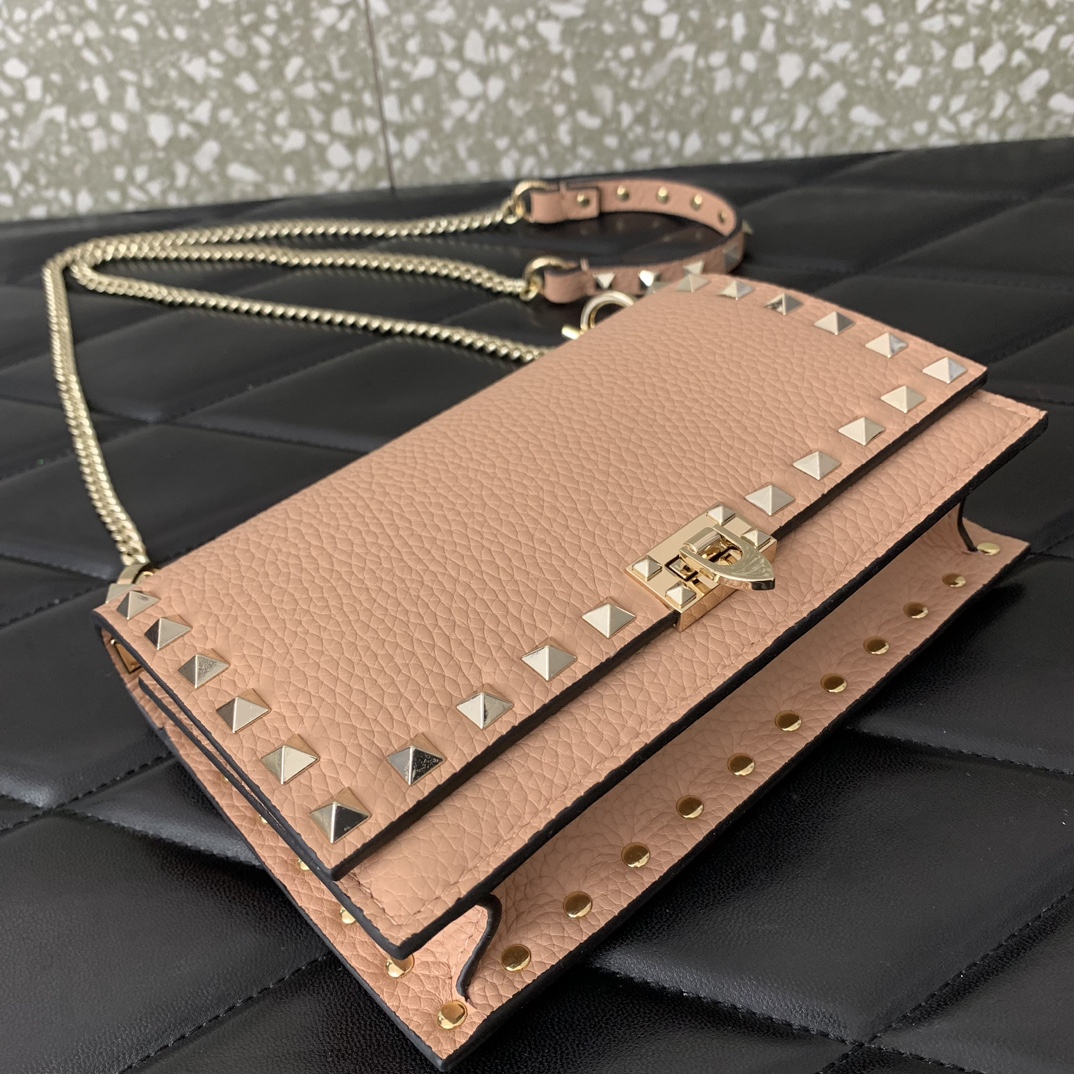 原單VALENTINO華倫天奴包包 Garavani ROCKSTUD粒面小牛皮鏈條手袋 杏色