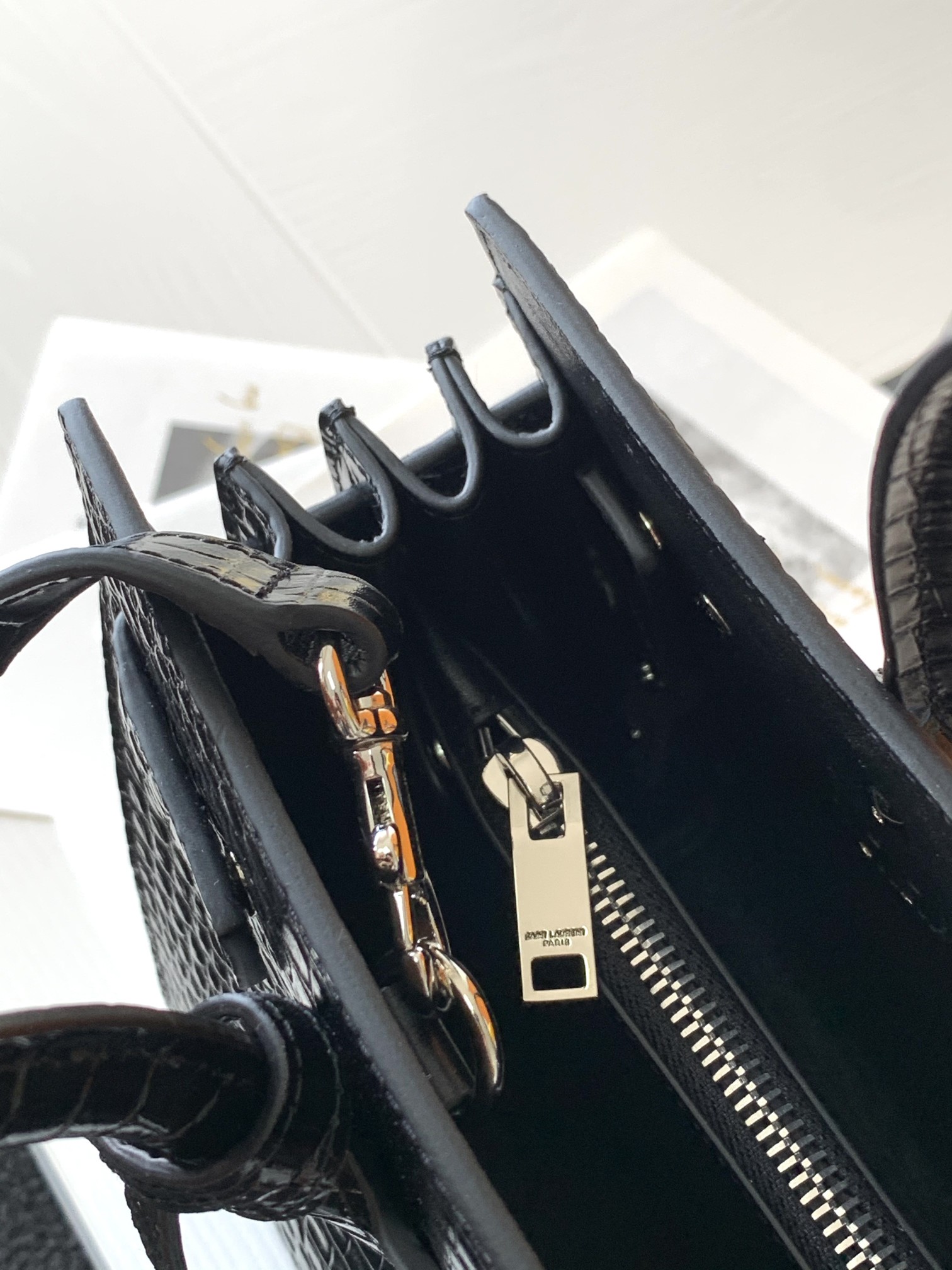 高仿YSL聖羅蘭包包 sac de jour鱷魚壓紋光面皮革手袋 中型黑色