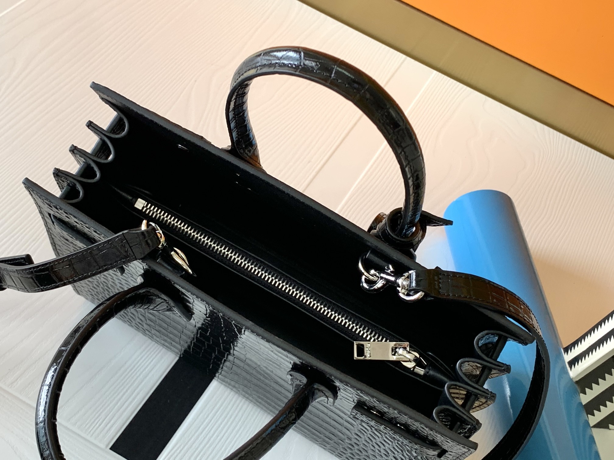 高仿YSL聖羅蘭包包 sac de jour鱷魚壓紋光面皮革手袋 中型黑色