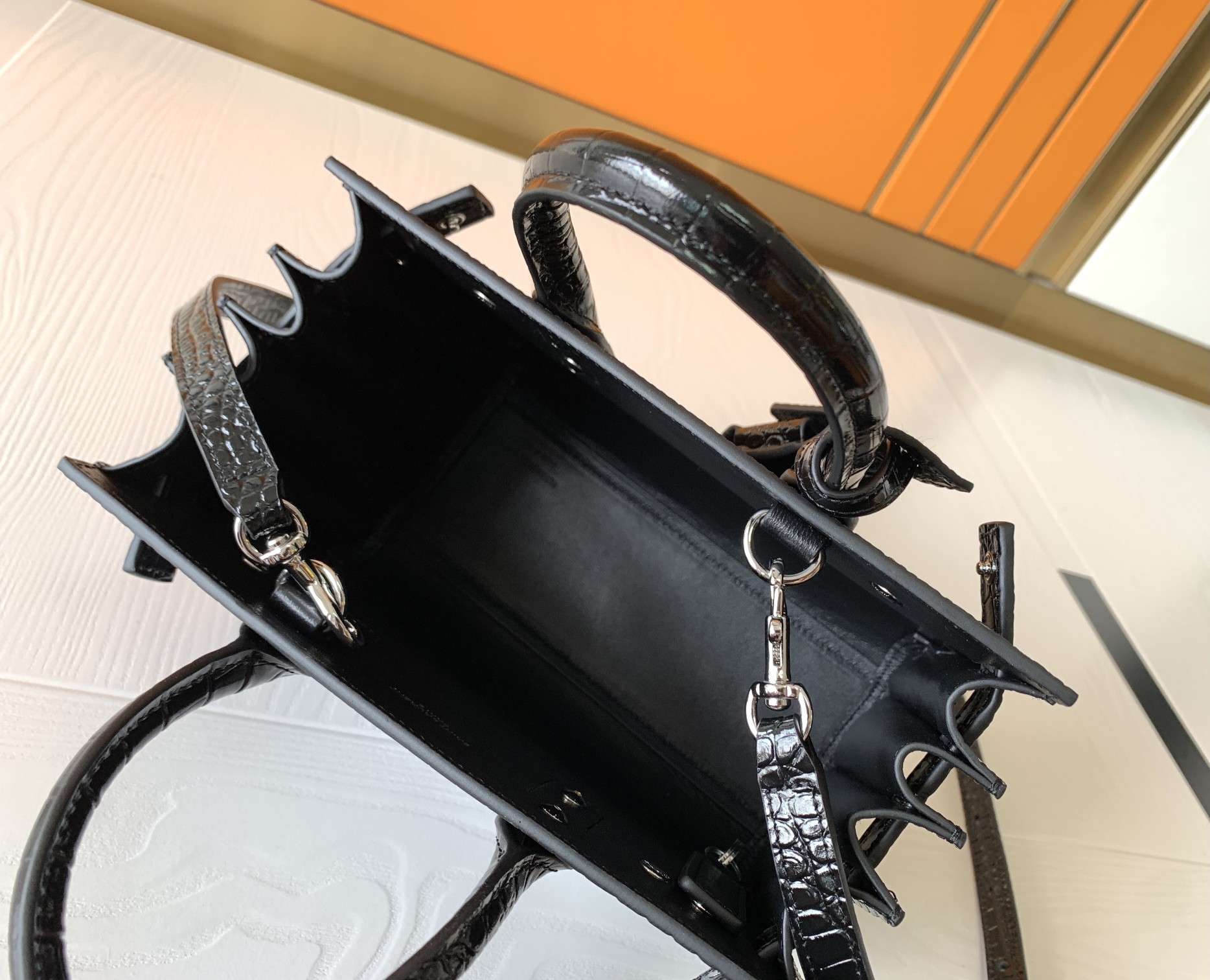 高仿YSL聖羅蘭包包 sac de jour鱷魚壓紋光面皮革NANO手袋 小型黑色