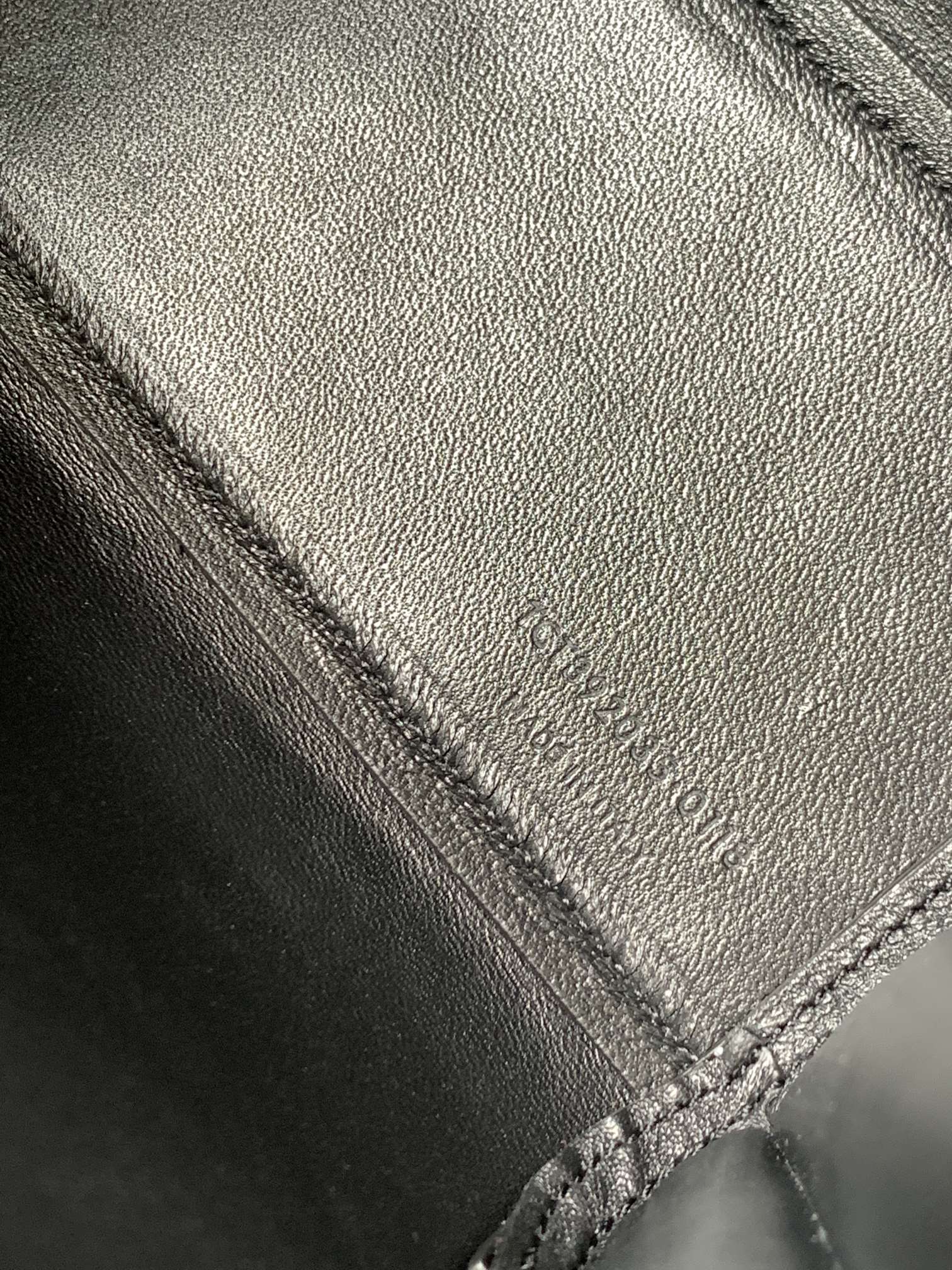 高仿YSL聖羅蘭包包 sac de jour鱷魚壓紋光面皮革NANO手袋 小型黑色