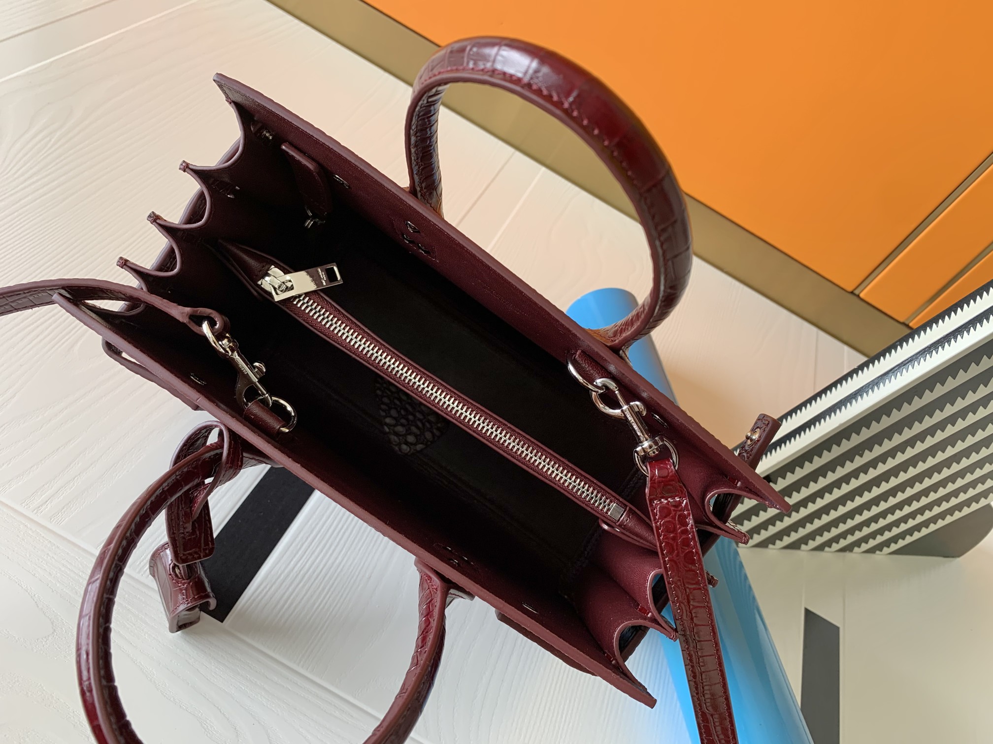 高仿YSL聖羅蘭包包 sac de jour鱷魚壓紋光面皮革手袋 中型棗紅