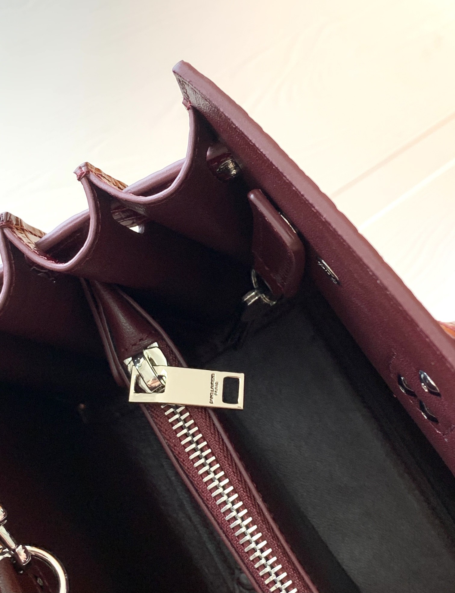 高仿YSL聖羅蘭包包 sac de jour鱷魚壓紋光面皮革手袋 中型棗紅