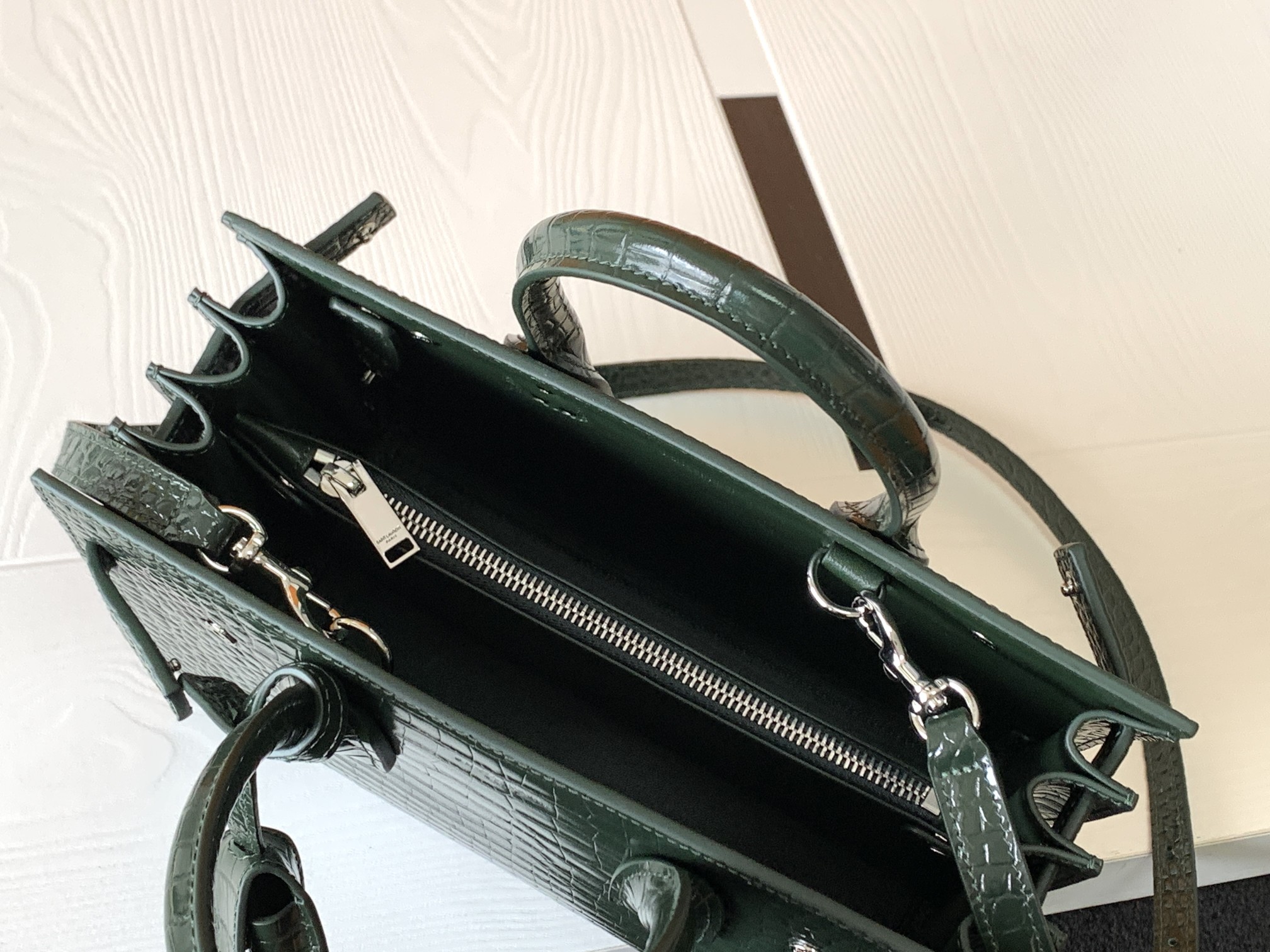 高仿YSL聖羅蘭包包 sac de jour鱷魚壓紋光面皮革手袋 中型緑色