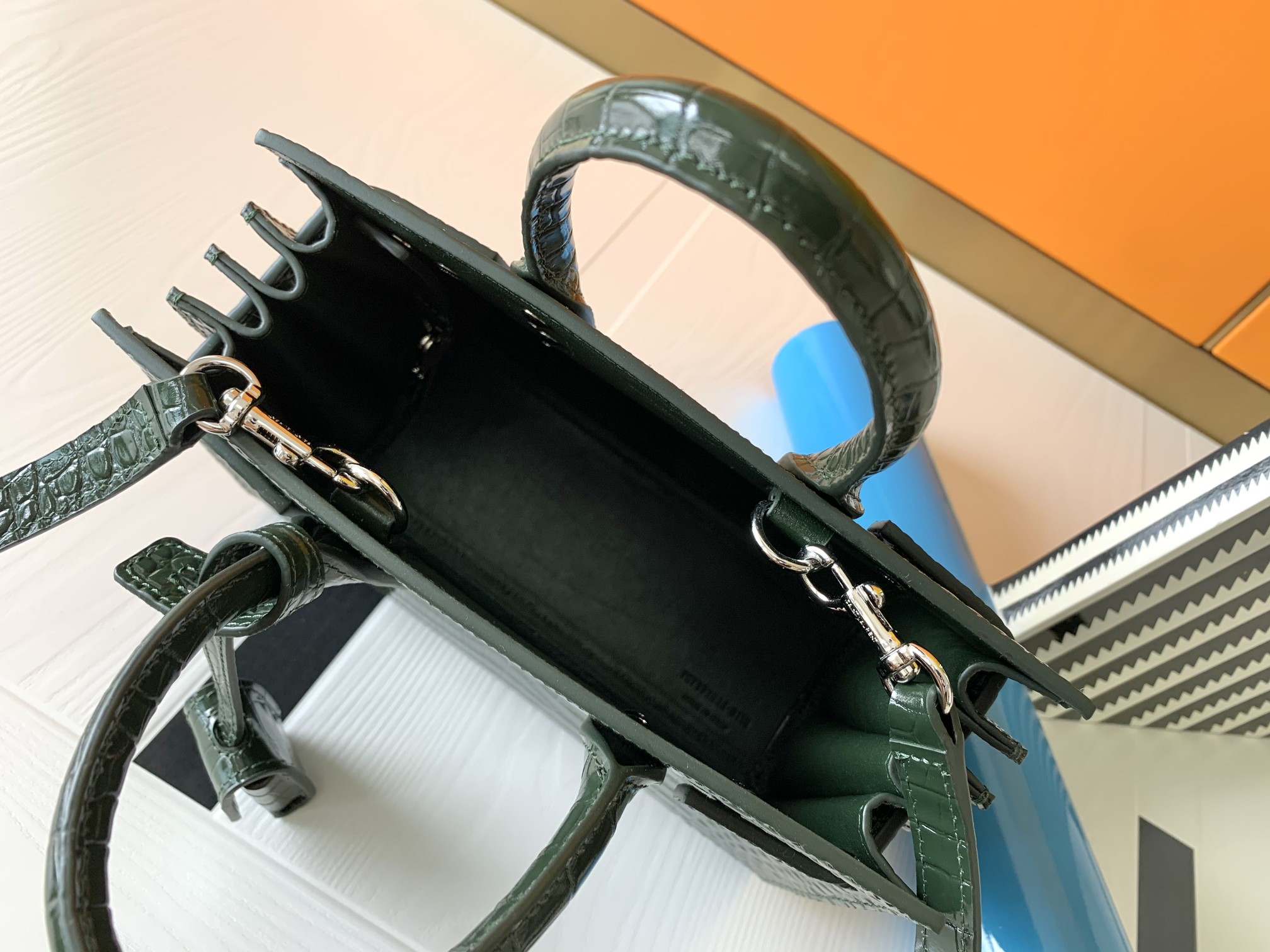 高仿YSL聖羅蘭包包 sac de jour鱷魚壓紋光面皮革NANO手袋 緑色