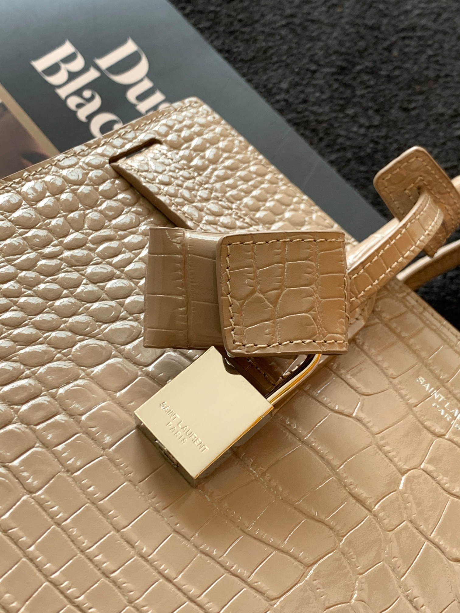 高仿YSL聖羅蘭包包 sac de jour鱷魚壓紋光面皮革手袋 中型杏色
