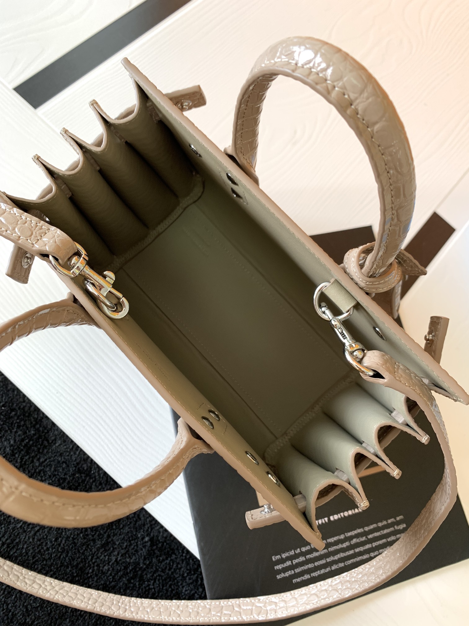 高仿YSL聖羅蘭包包 sac de jour鱷魚壓紋光面皮革NANO手袋 杏色