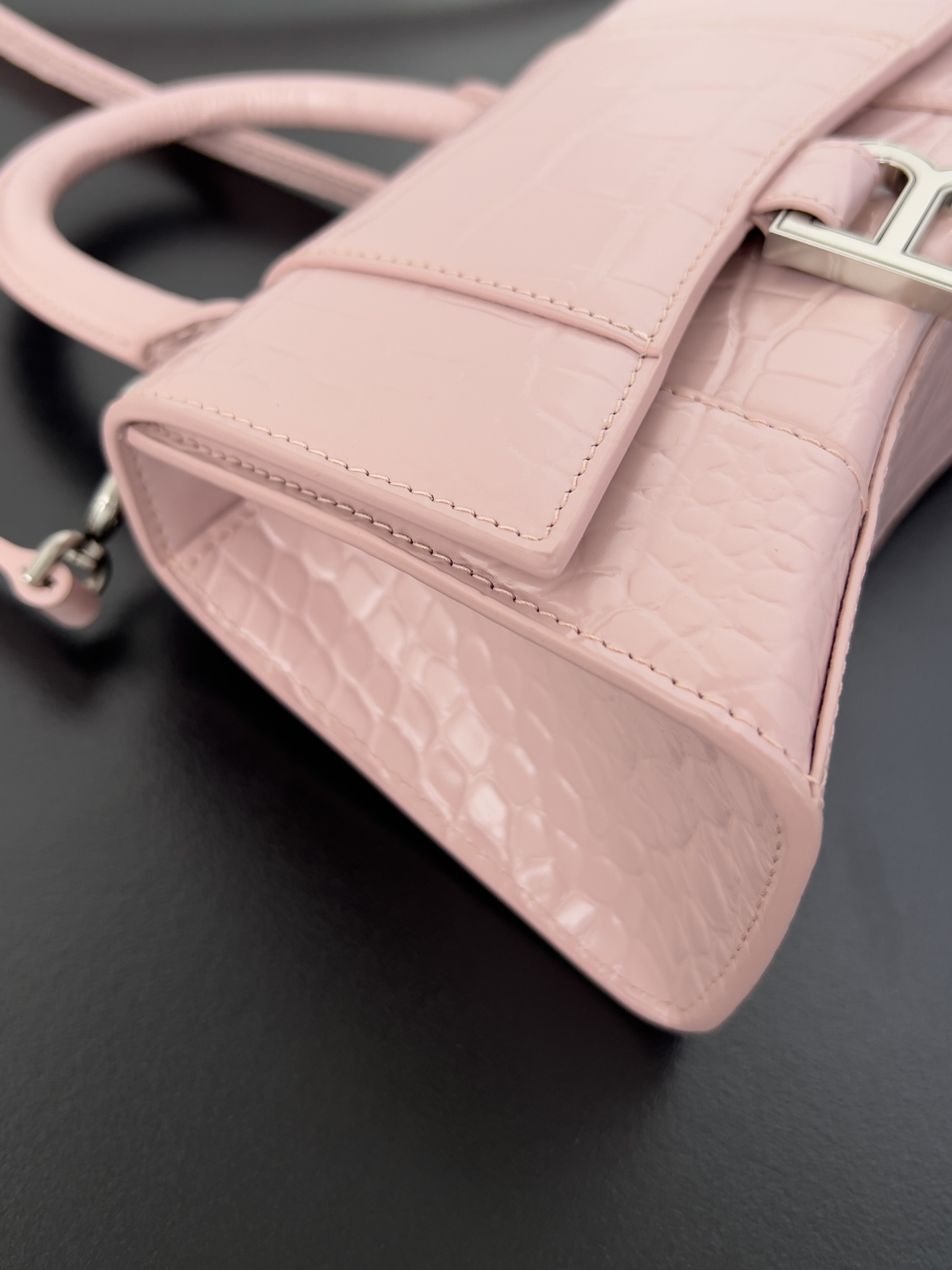 高仿balenciaga巴黎世家 HOURGLASS 加小號鱷魚紋壓紋手提包沙漏包冰粉