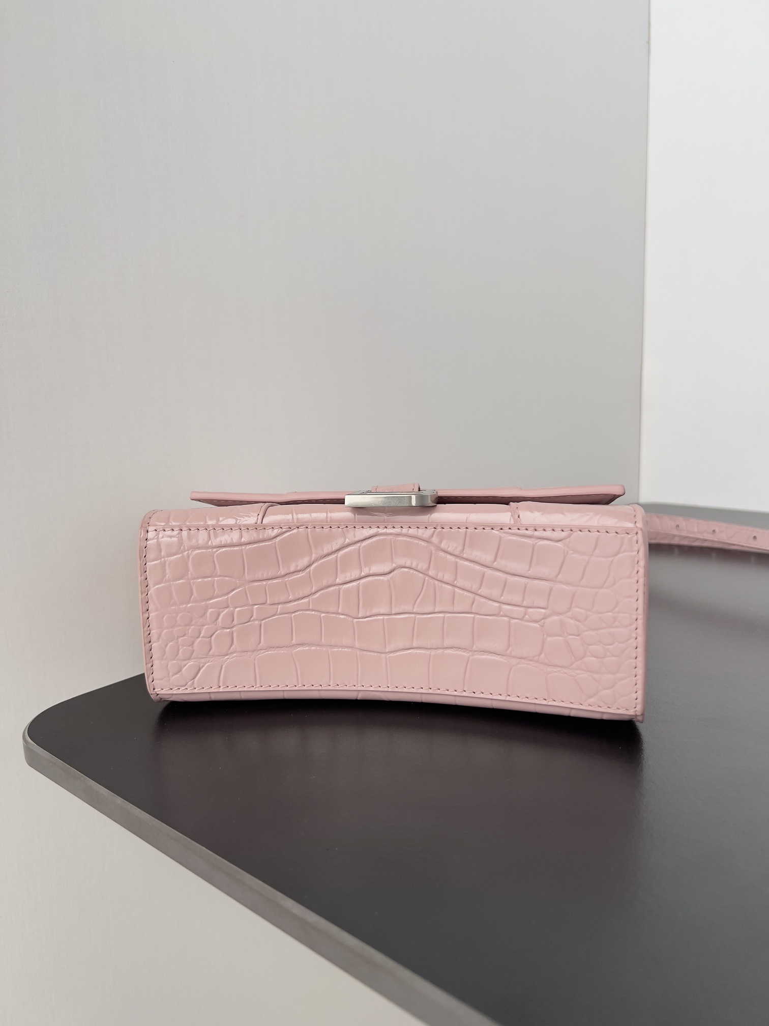 高仿balenciaga巴黎世家 HOURGLASS 加小號鱷魚紋壓紋手提包沙漏包冰粉