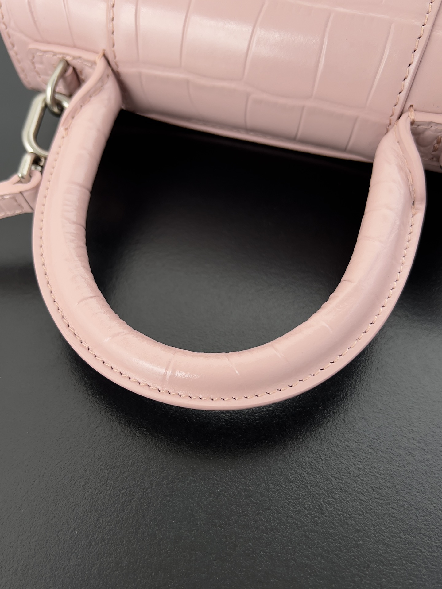 高仿balenciaga巴黎世家 HOURGLASS 加小號鱷魚紋壓紋手提包沙漏包冰粉