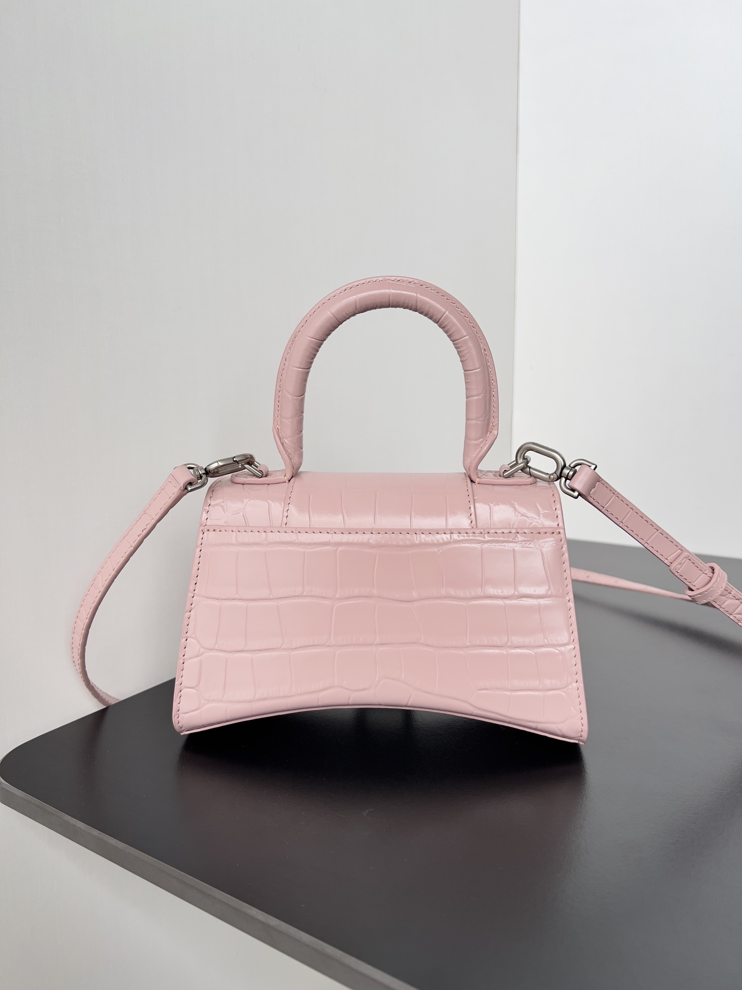 高仿balenciaga巴黎世家 HOURGLASS 加小號鱷魚紋壓紋手提包沙漏包冰粉