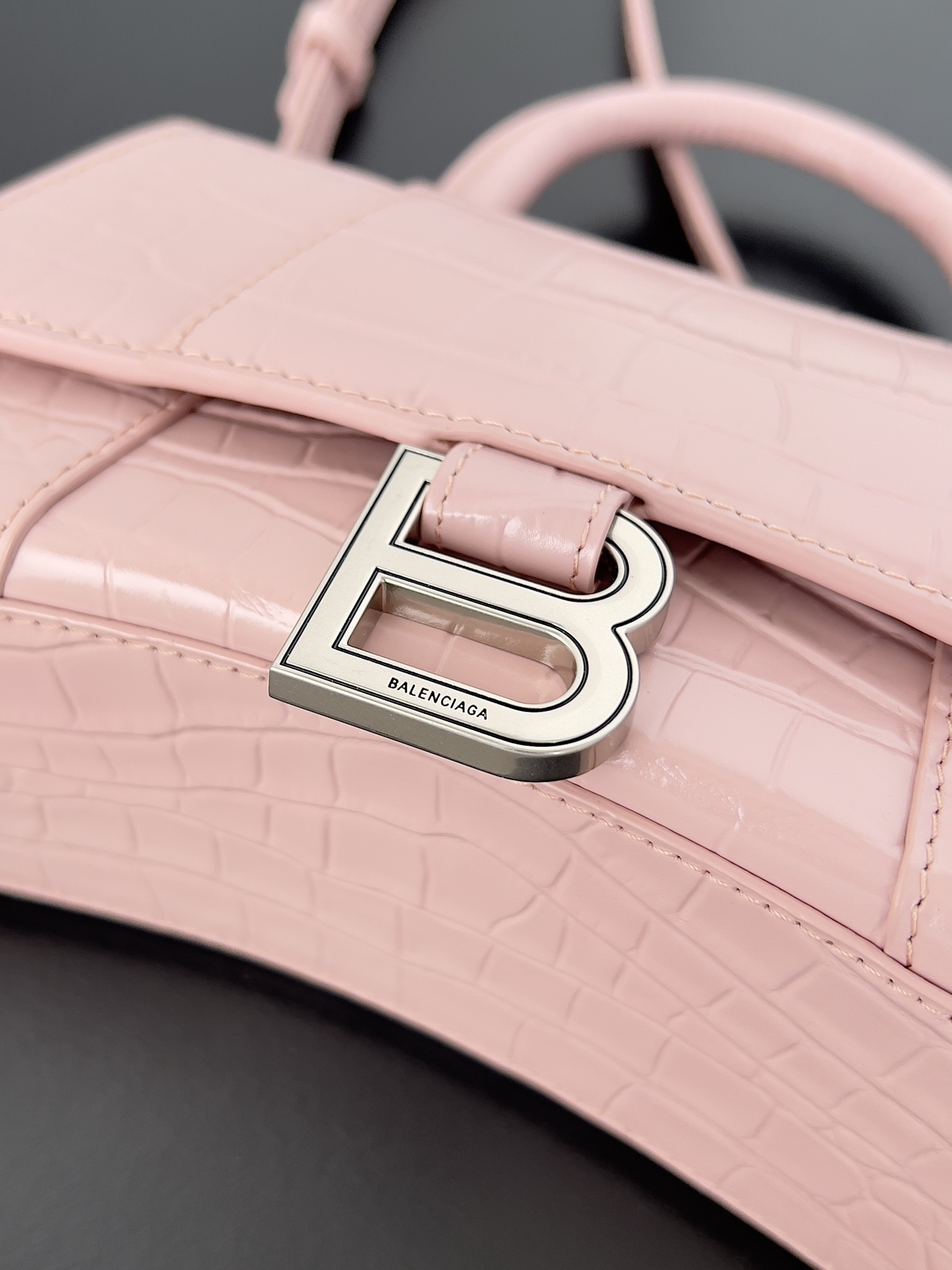 高仿balenciaga巴黎世家 HOURGLASS 加小號鱷魚紋壓紋手提包沙漏包冰粉