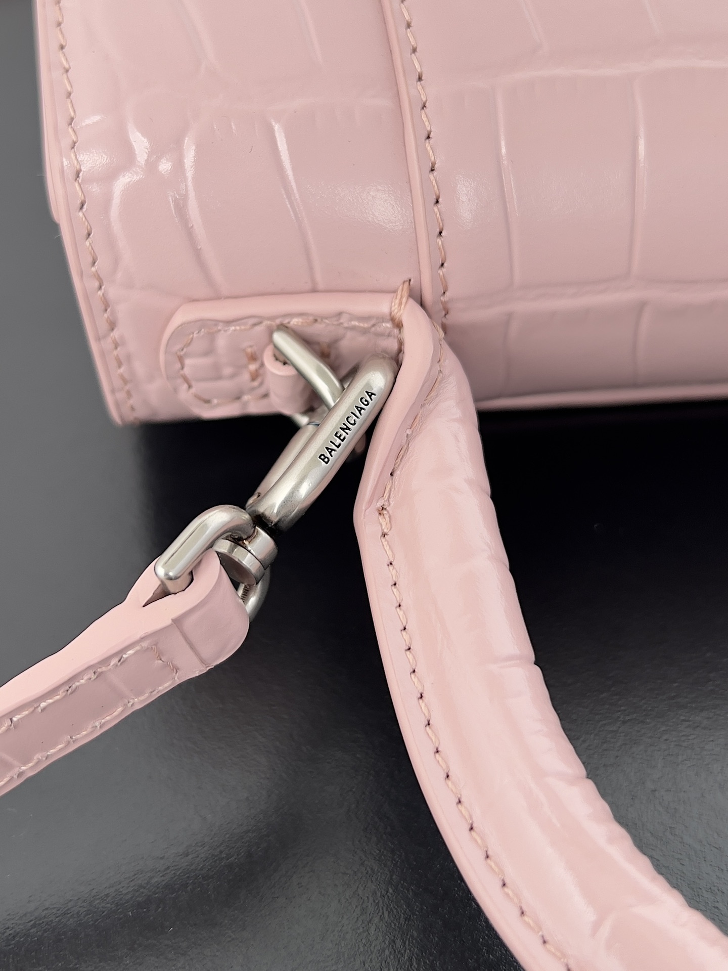 高仿balenciaga巴黎世家 HOURGLASS 加小號鱷魚紋壓紋手提包沙漏包冰粉