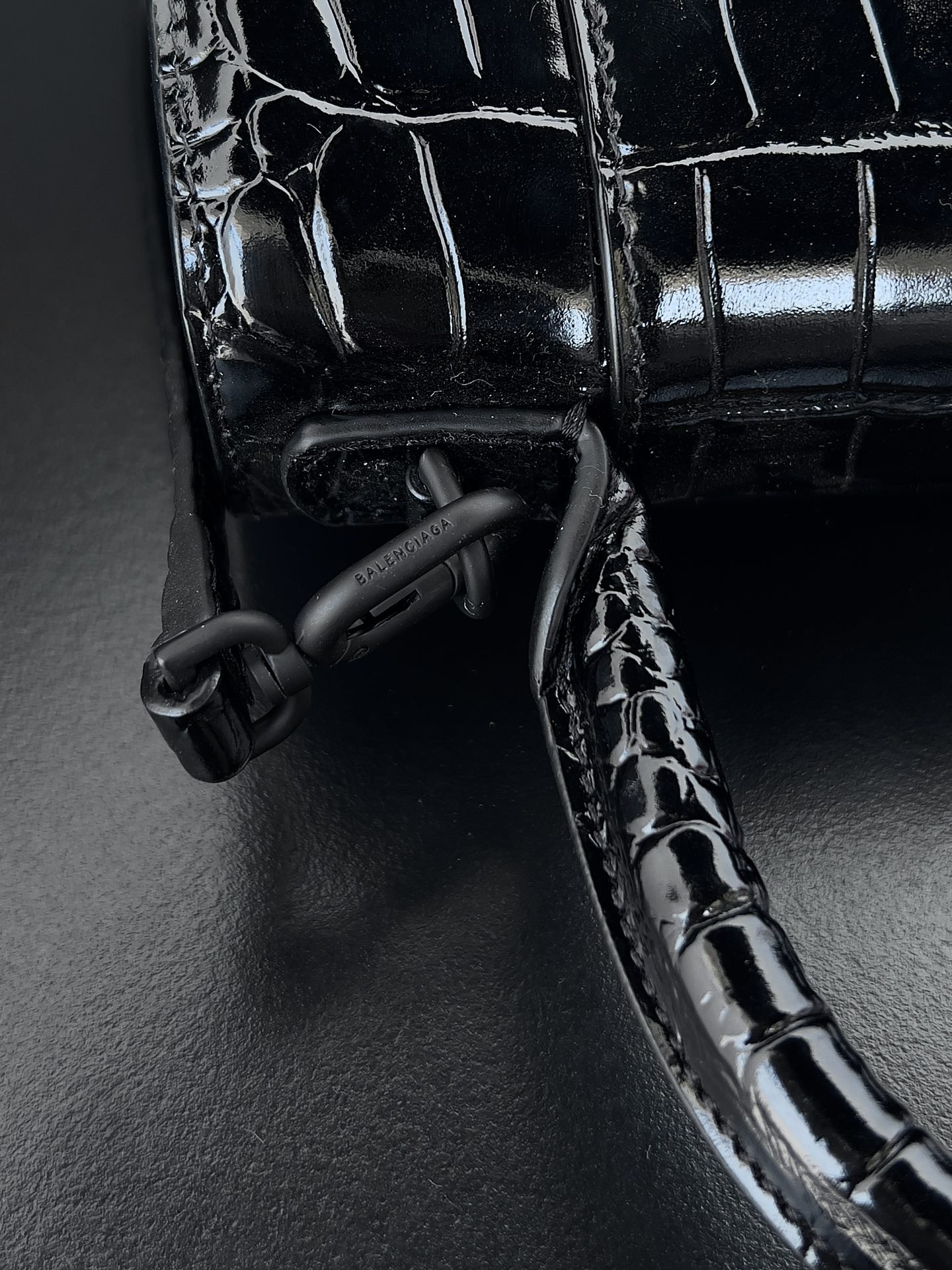 高仿balenciaga巴黎世家 HOURGLASS 加小號鱷魚紋壓紋手提包沙漏包 黑色金扣
