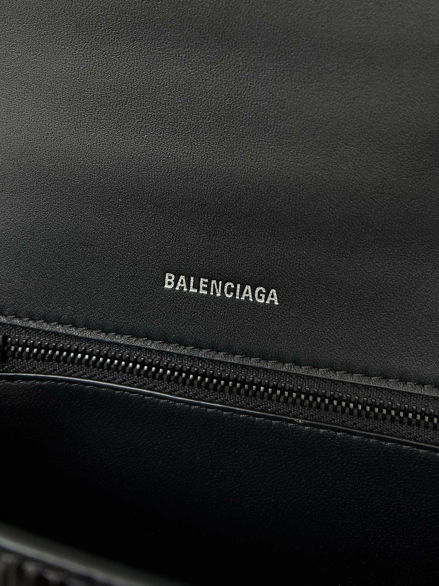 高仿balenciaga巴黎世家 HOURGLASS 鱷魚紋壓紋手提包沙漏包 黑色黑扣