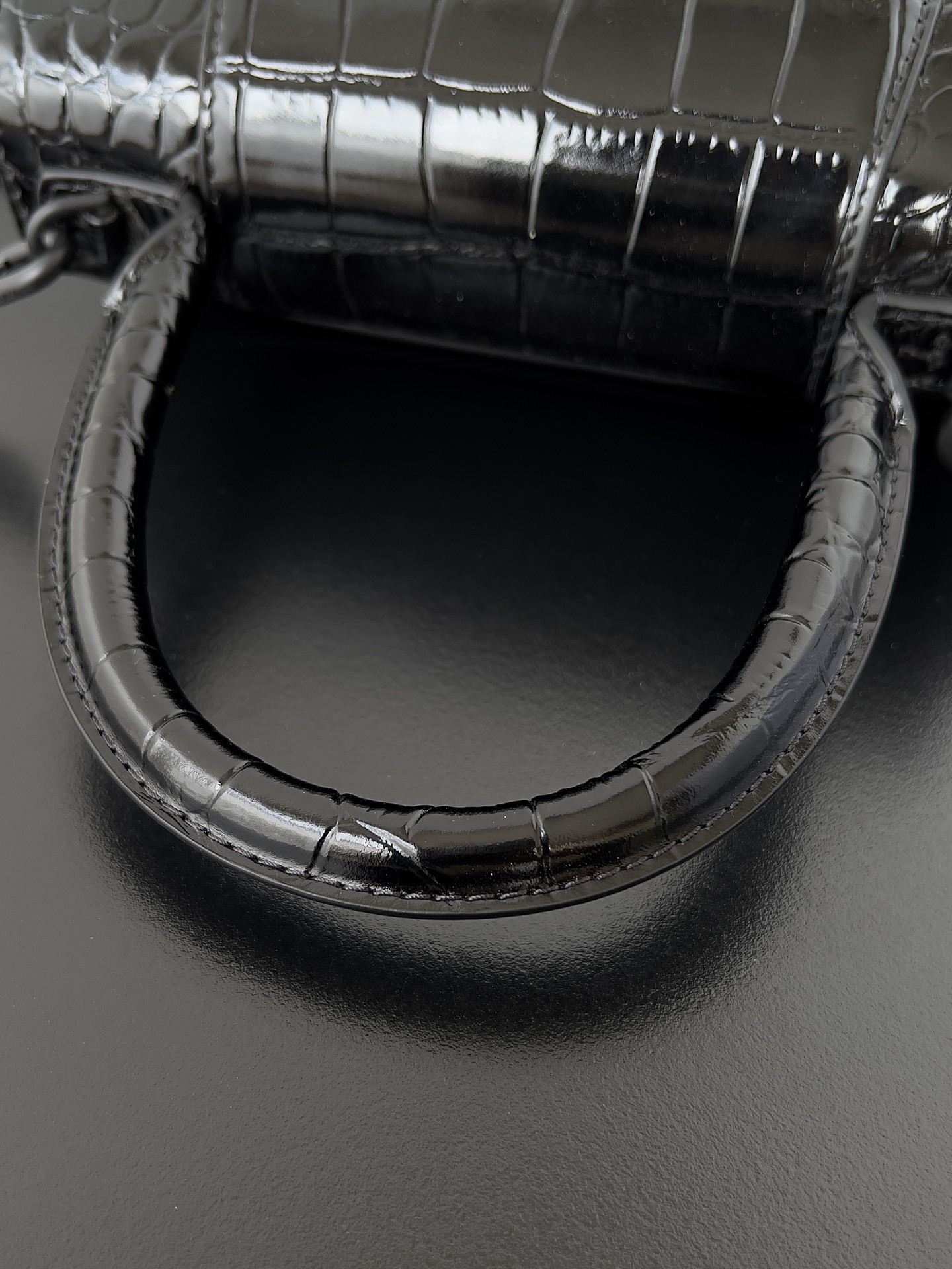 高仿balenciaga巴黎世家 HOURGLASS 鱷魚紋壓紋手提包沙漏包 黑色黑扣