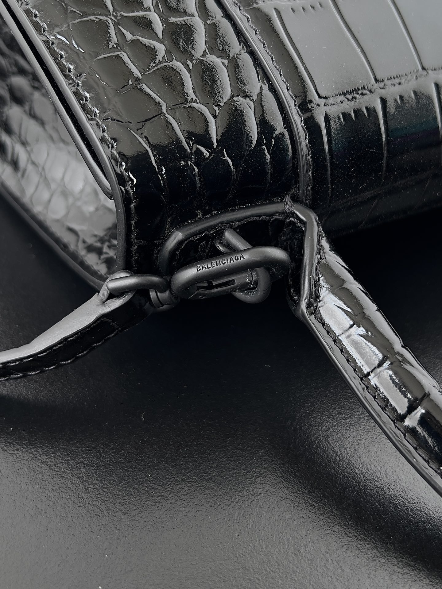 高仿balenciaga巴黎世家 HOURGLASS 鱷魚紋壓紋手提包沙漏包 黑色黑扣