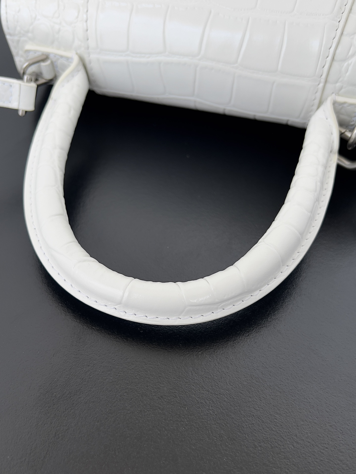 高仿balenciaga巴黎世家 HOURGLASS 鱷魚紋壓紋手提包沙漏包 白色銀扣