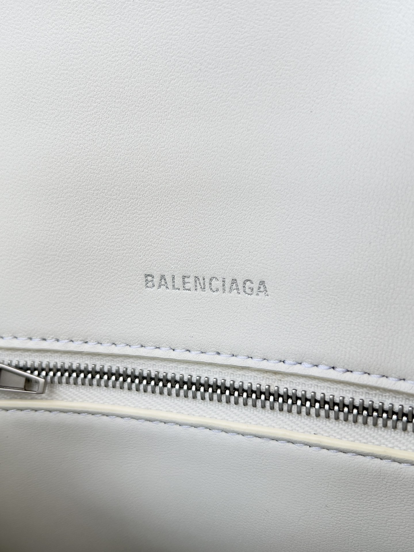 高仿balenciaga巴黎世家 HOURGLASS 鱷魚紋壓紋手提包沙漏包 白色銀扣