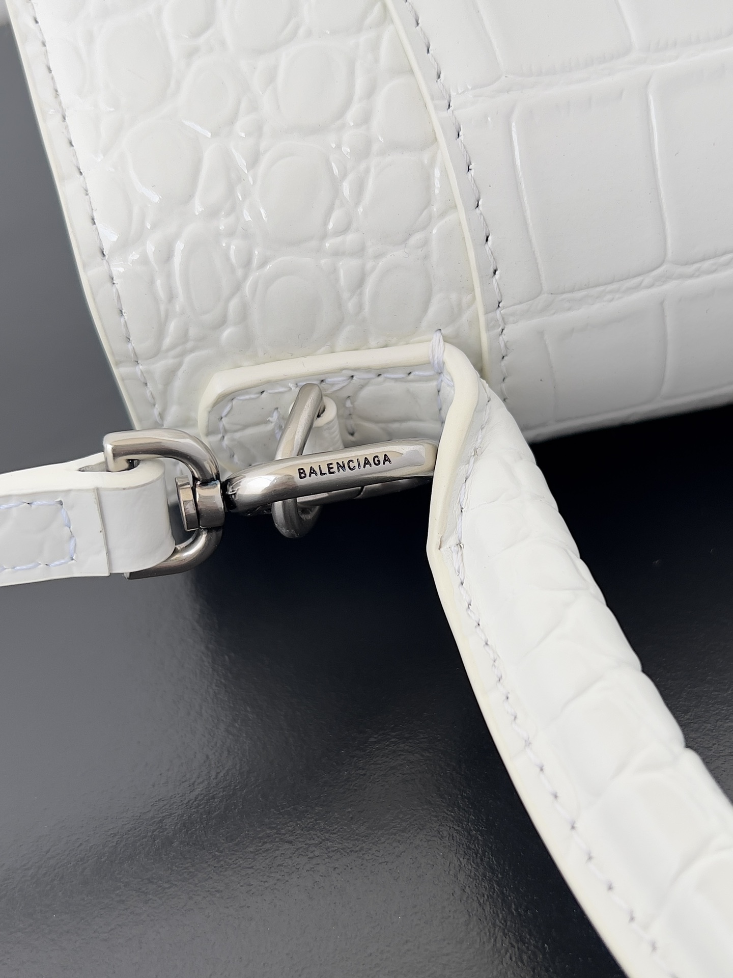 高仿balenciaga巴黎世家 HOURGLASS 鱷魚紋壓紋手提包沙漏包 白色銀扣