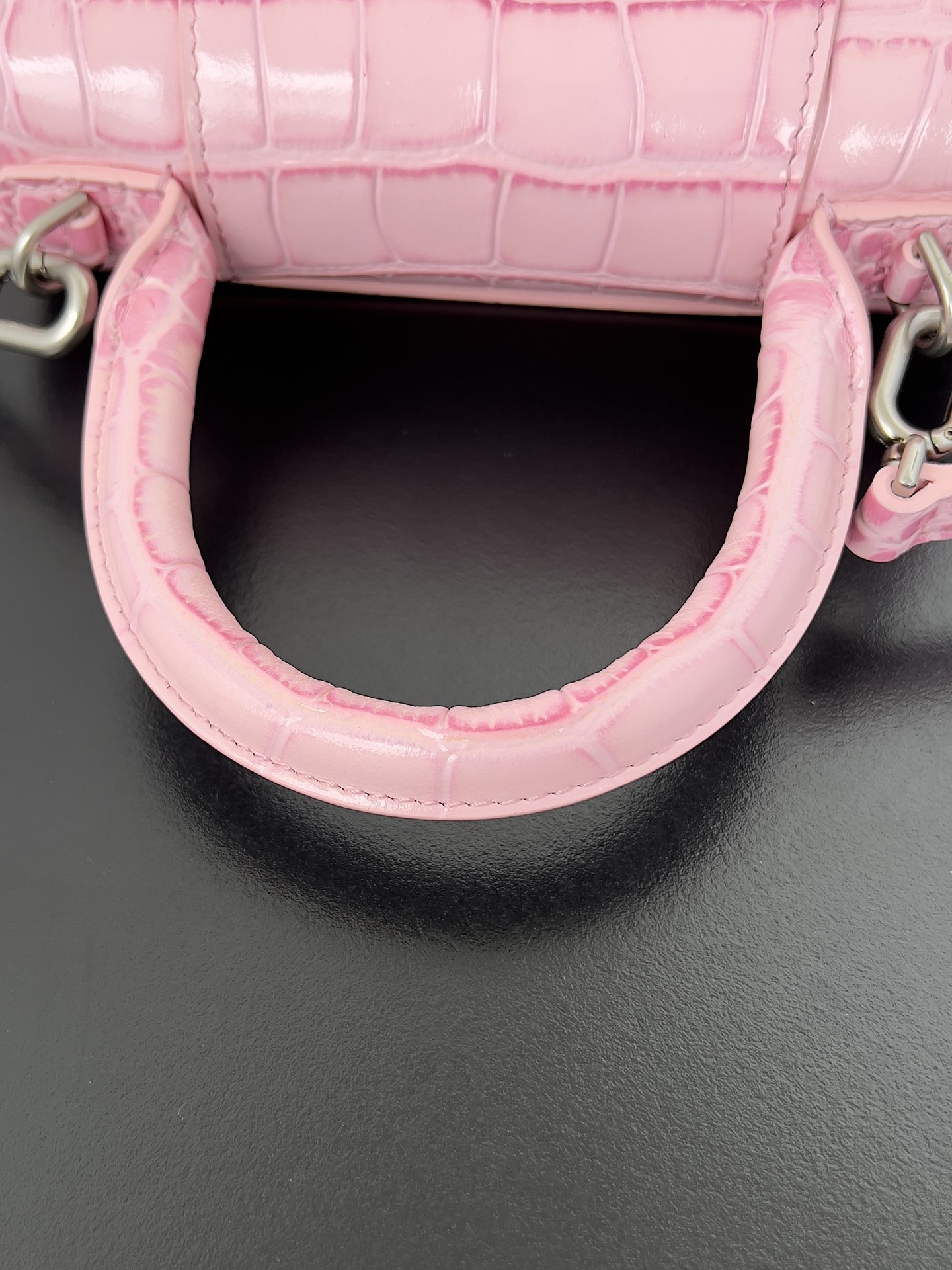 高仿balenciaga巴黎世家 HOURGLASS 加小號鱷魚紋壓紋手提包沙漏包 巴黎粉
