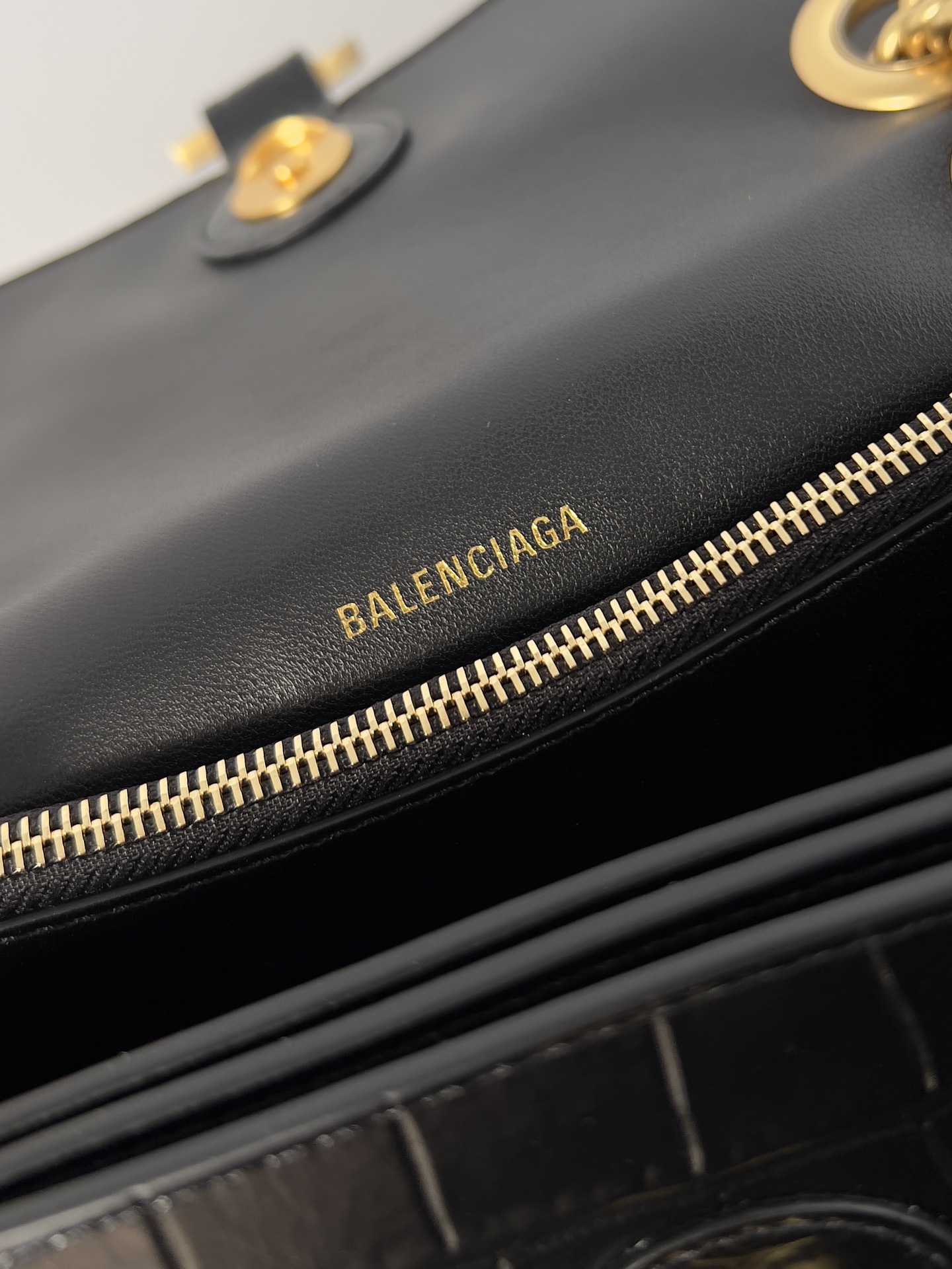 複刻balenciaga巴黎世家 CRUSH小號鱷魚紋壓花鏈帶包 黑色金扣