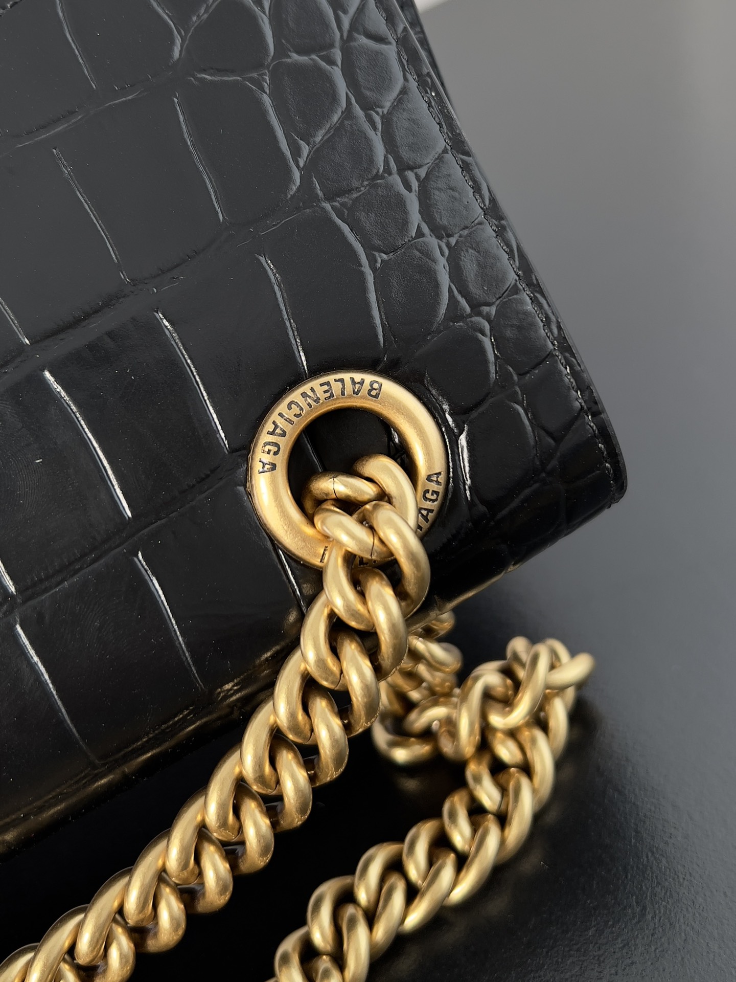 複刻balenciaga巴黎世家 CRUSH小號鱷魚紋壓花鏈帶包 黑色金扣