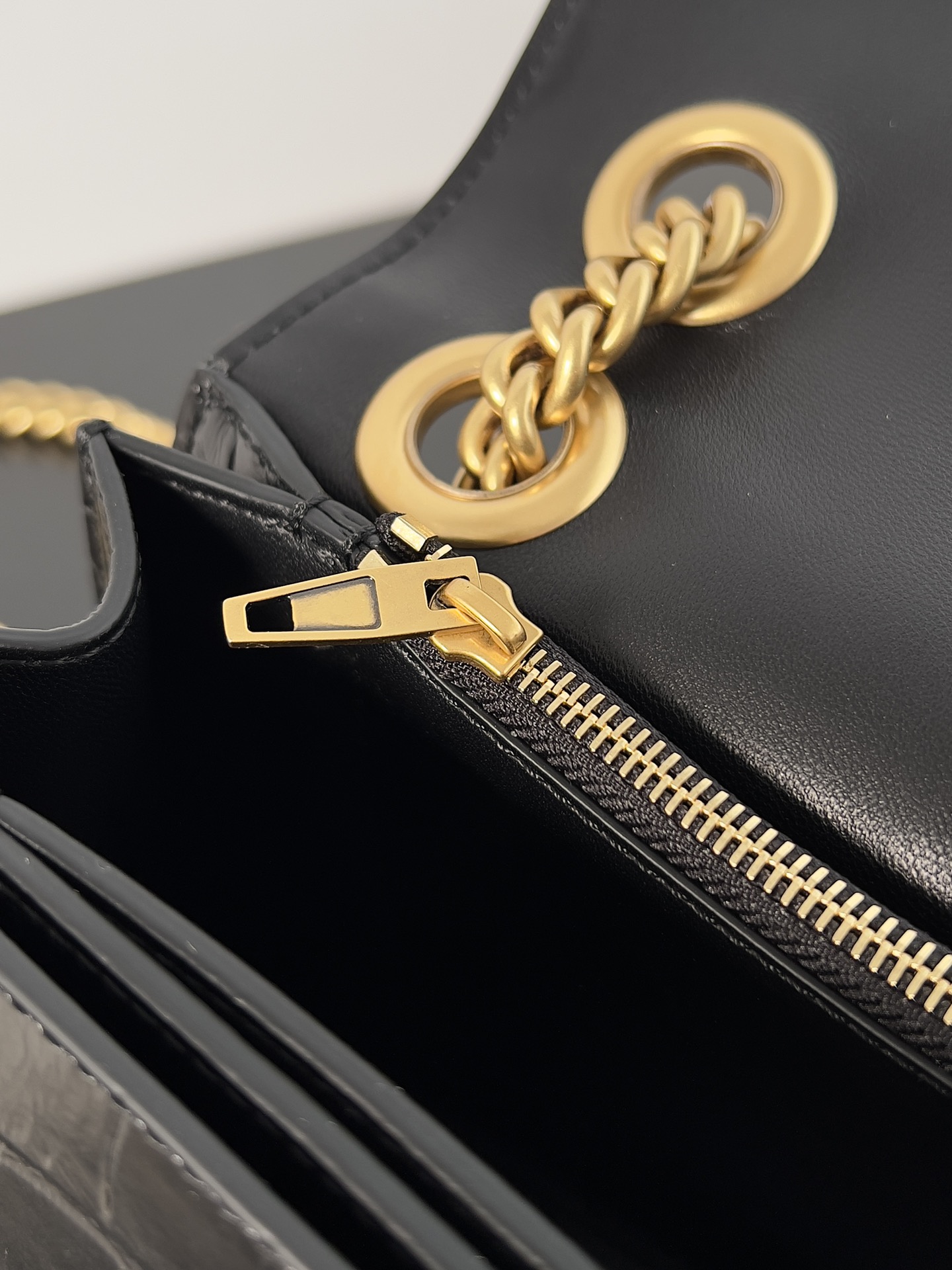 複刻balenciaga巴黎世家 CRUSH小號鱷魚紋壓花鏈帶包 黑色金扣