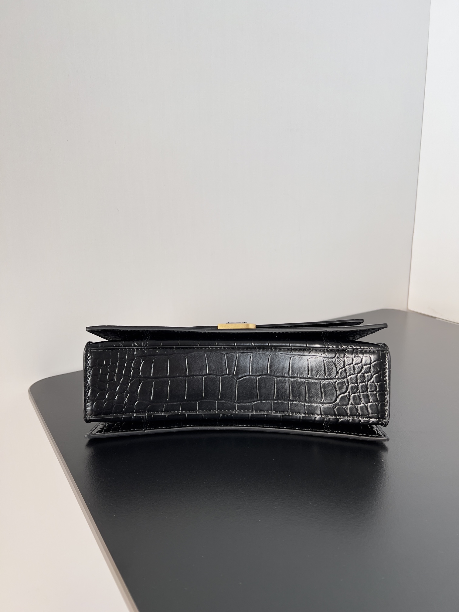 複刻balenciaga巴黎世家 CRUSH小號鱷魚紋壓花鏈帶包 黑色金扣