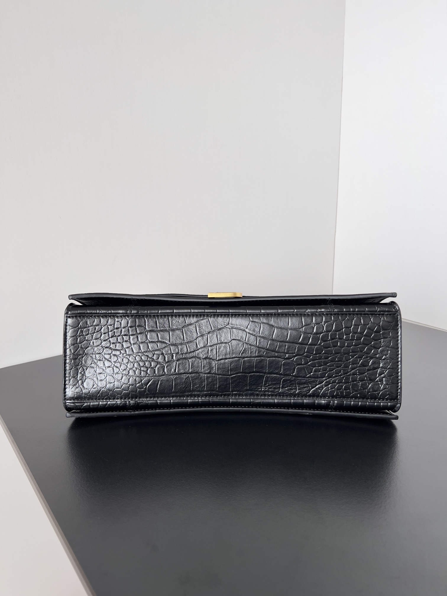高仿balenciaga巴黎世家 CRUSH中號鱷魚紋壓花鏈帶包 黑色金扣