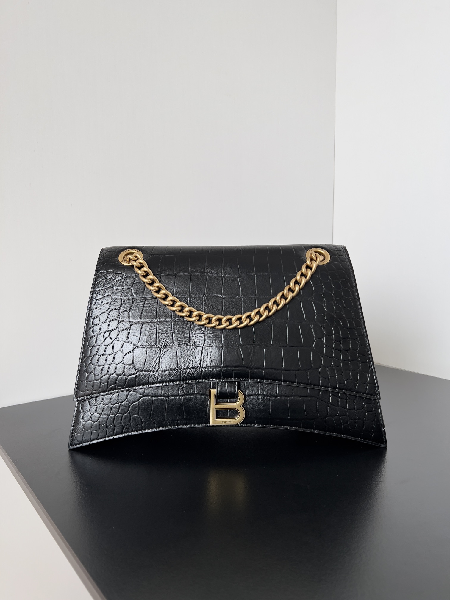 高仿balenciaga巴黎世家 CRUSH中號鱷魚紋壓花鏈帶包 黑色金扣
