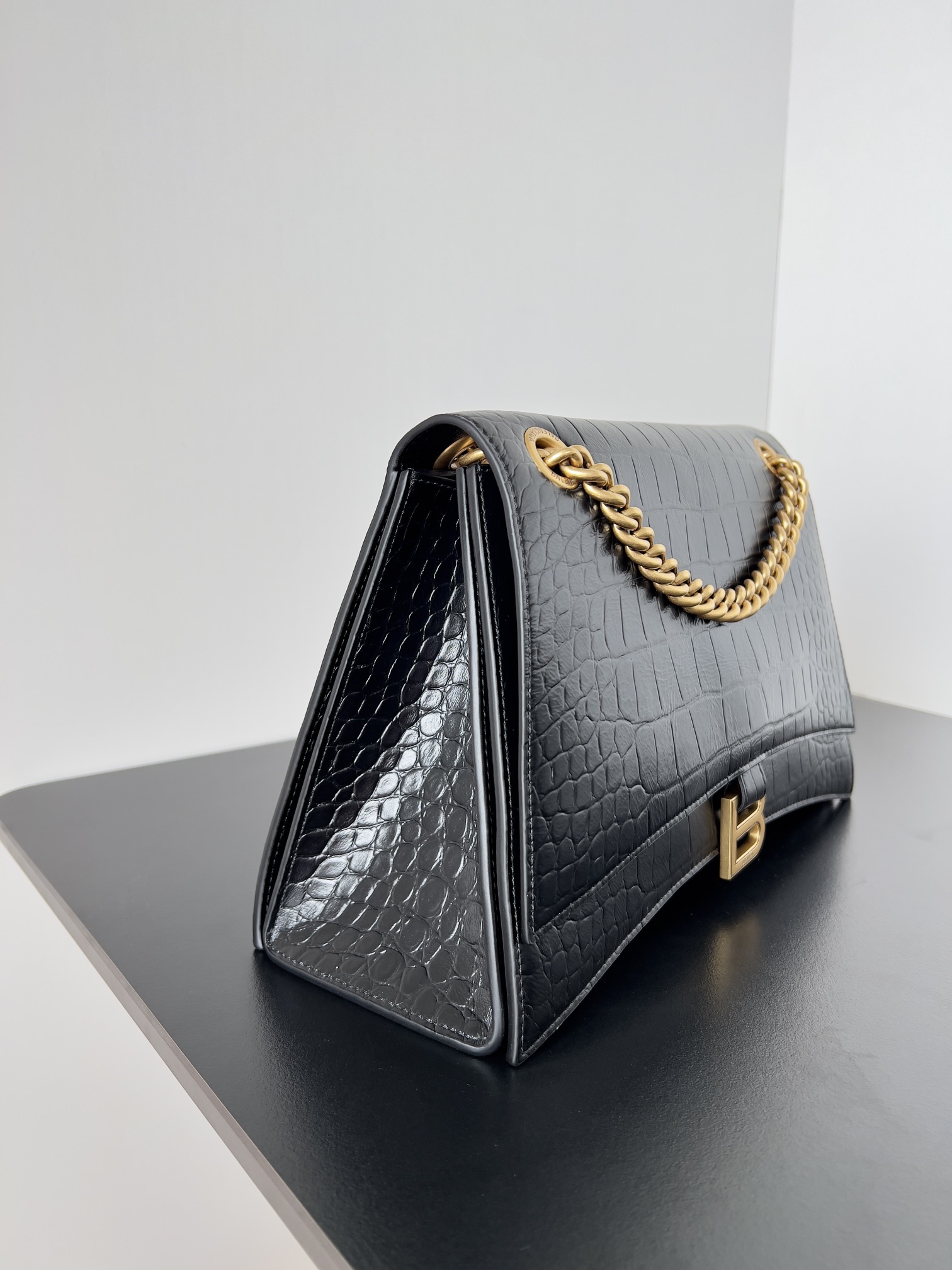 高仿balenciaga巴黎世家 CRUSH中號鱷魚紋壓花鏈帶包 黑色金扣