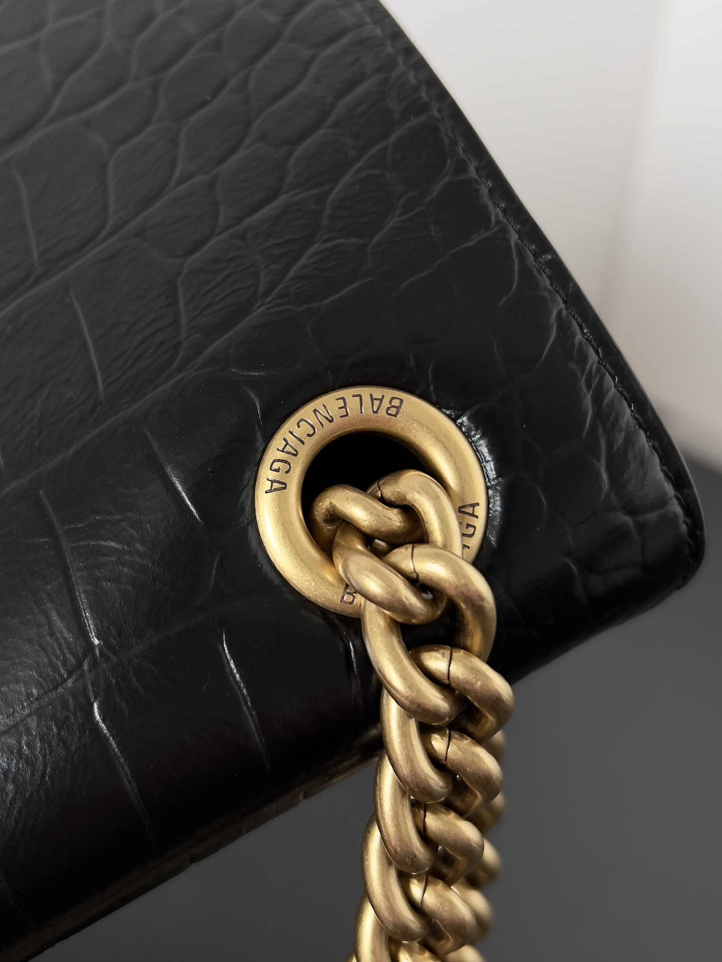 高仿balenciaga巴黎世家 CRUSH中號鱷魚紋壓花鏈帶包 黑色金扣
