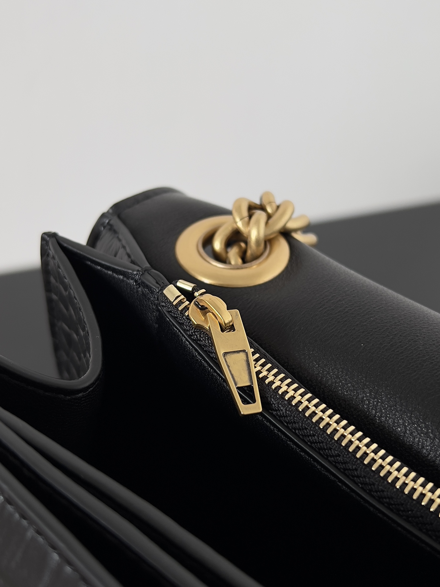 高仿balenciaga巴黎世家 CRUSH中號鱷魚紋壓花鏈帶包 黑色金扣