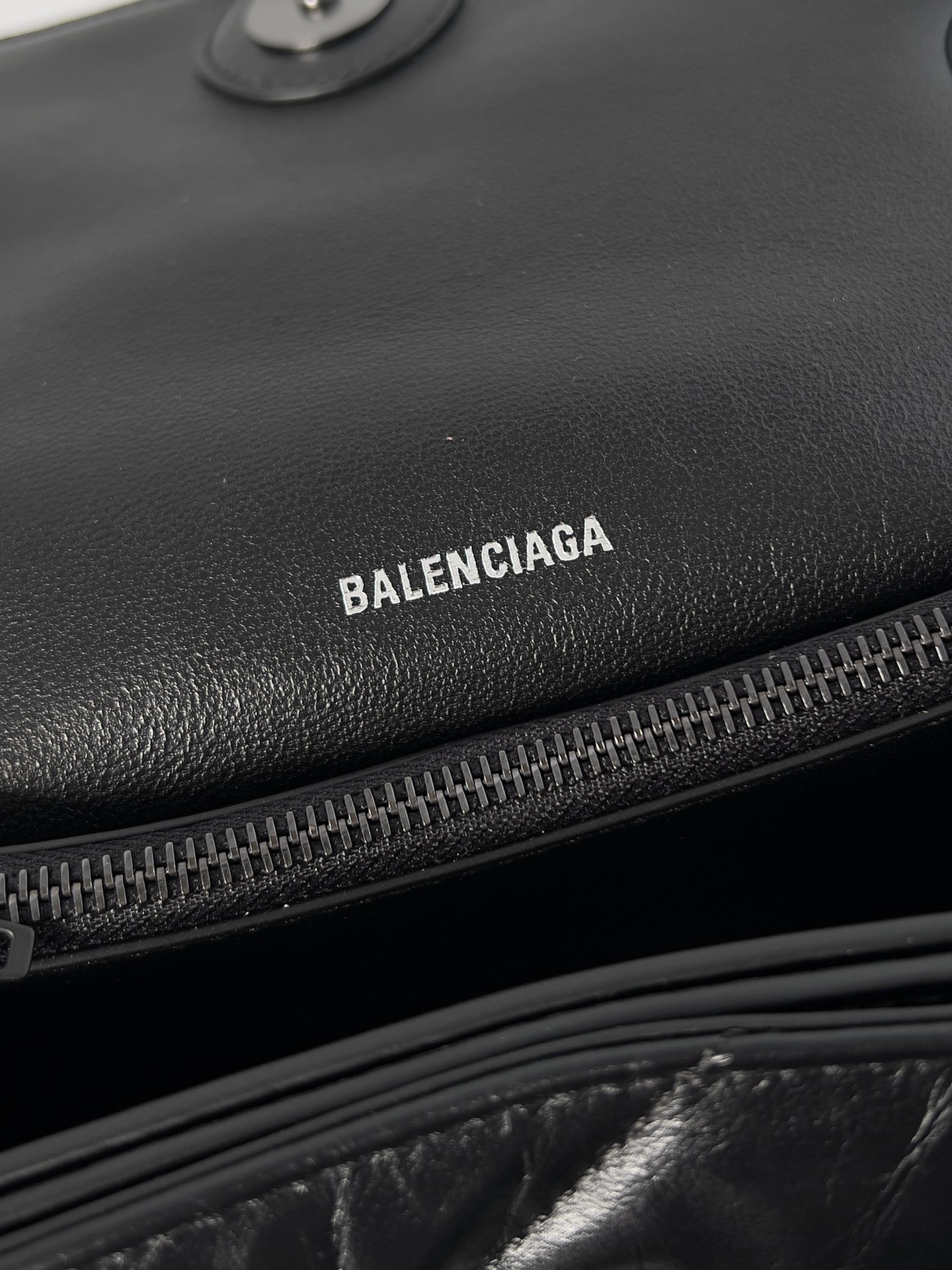 複刻balenciaga巴黎世家 Crush 小號黑色壓光牛皮革絎縫鏈帶包