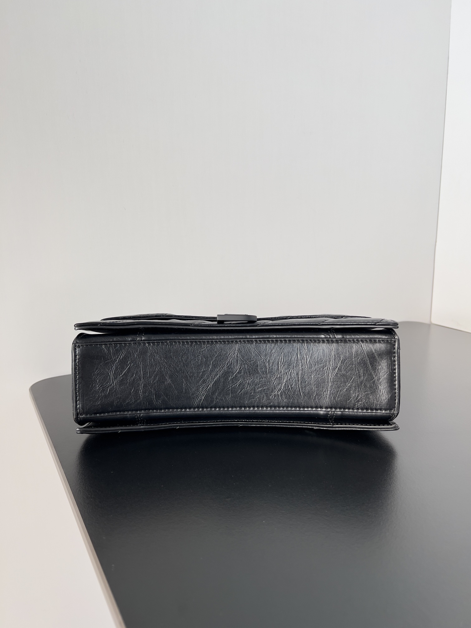複刻balenciaga巴黎世家 Crush 小號黑色壓光牛皮革絎縫鏈帶包