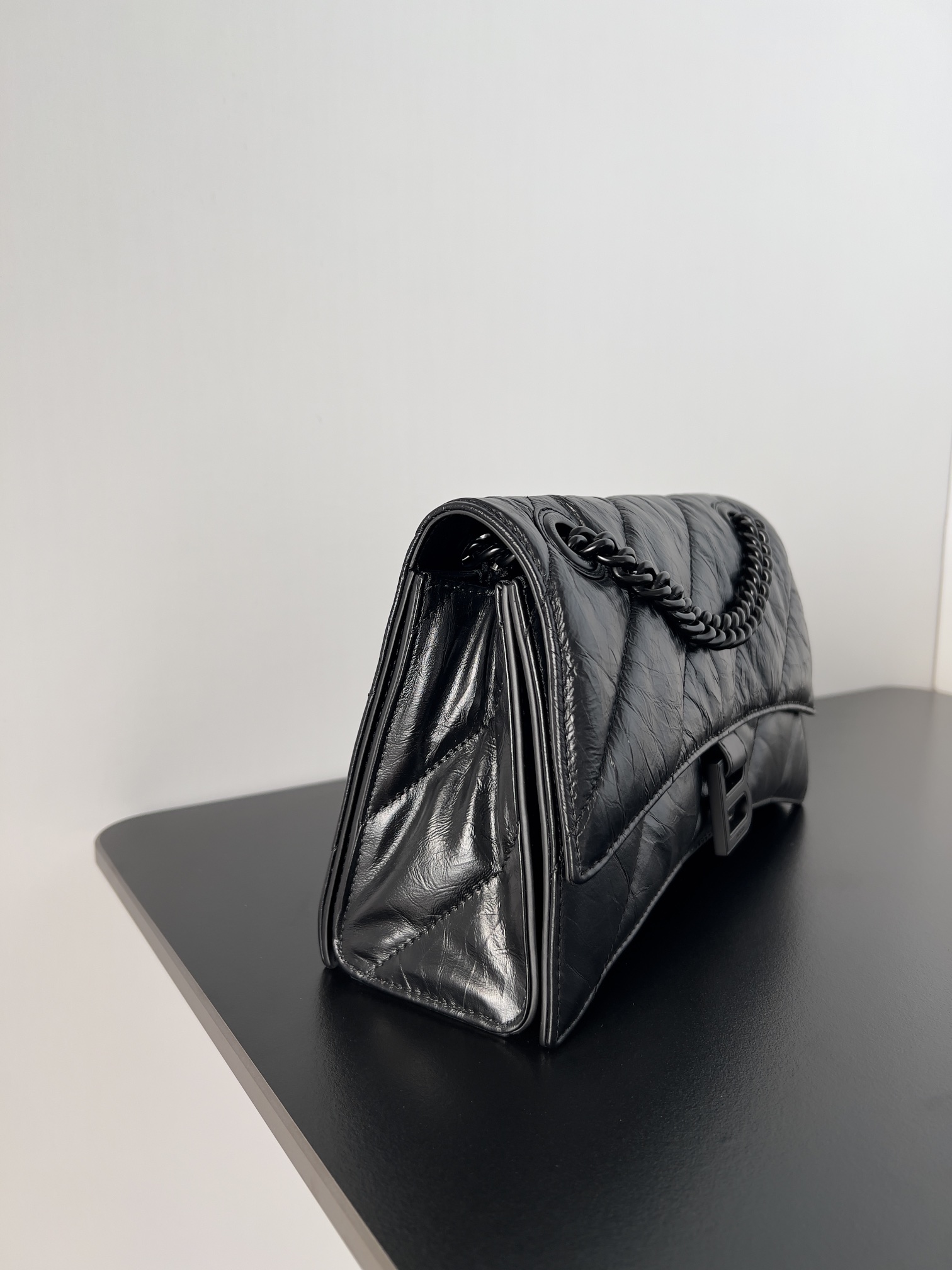 複刻balenciaga巴黎世家 Crush 小號黑色壓光牛皮革絎縫鏈帶包