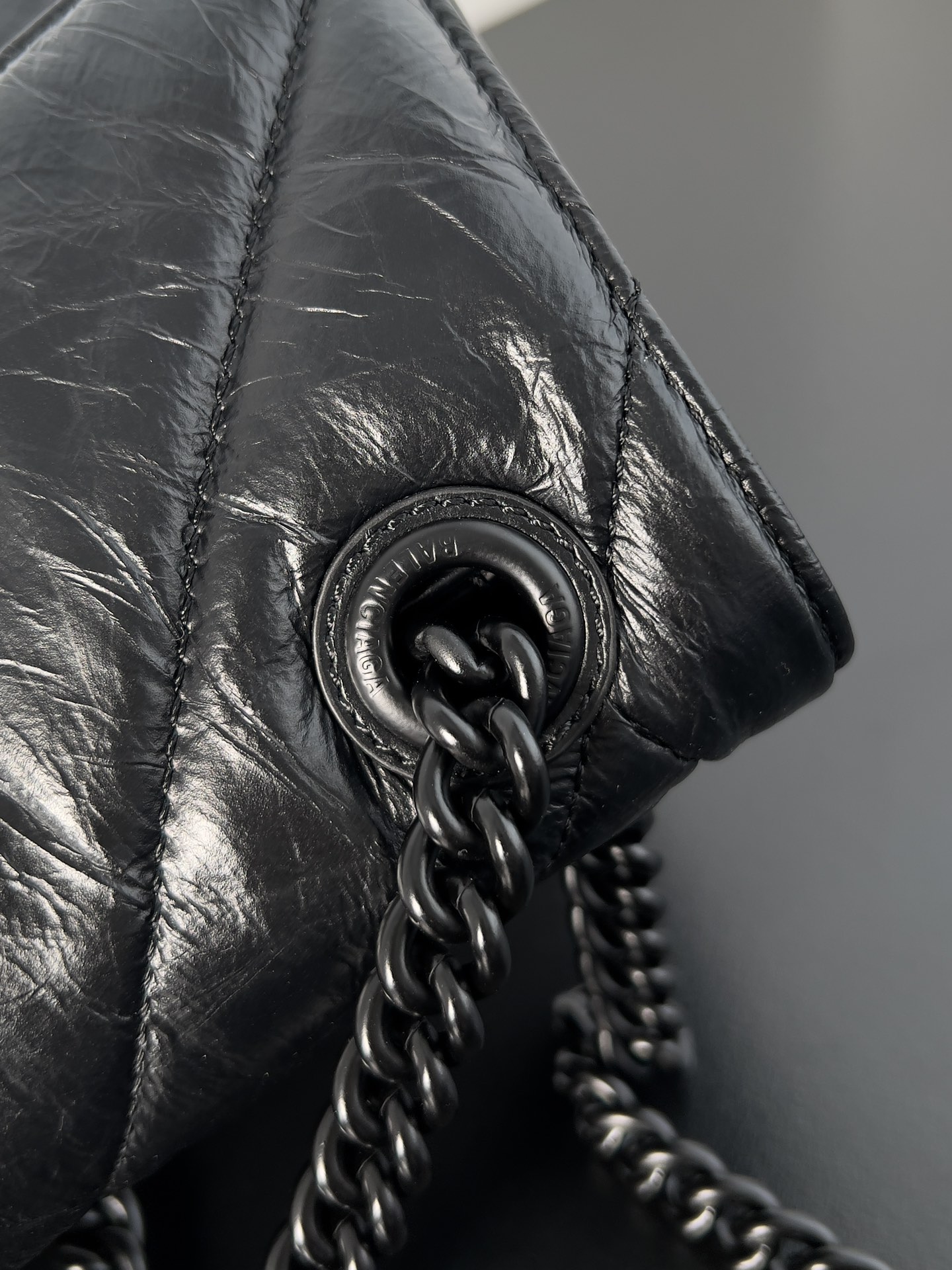 複刻balenciaga巴黎世家 Crush 小號黑色壓光牛皮革絎縫鏈帶包