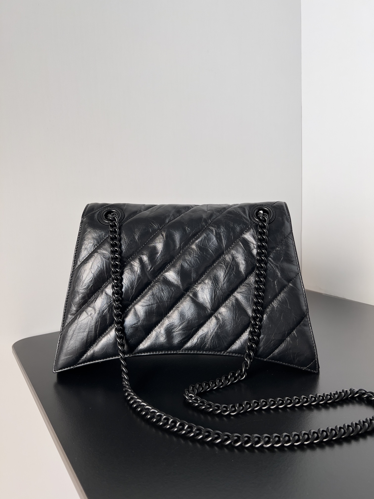複刻balenciaga巴黎世家 Crush 中號黑色壓光牛皮革絎縫鏈帶包