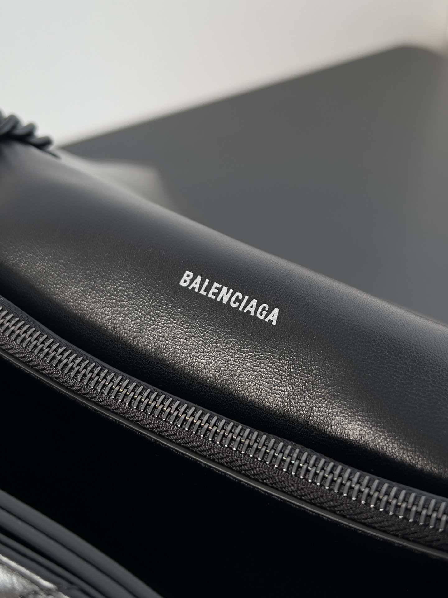 複刻balenciaga巴黎世家 Crush 中號黑色壓光牛皮革絎縫鏈帶包