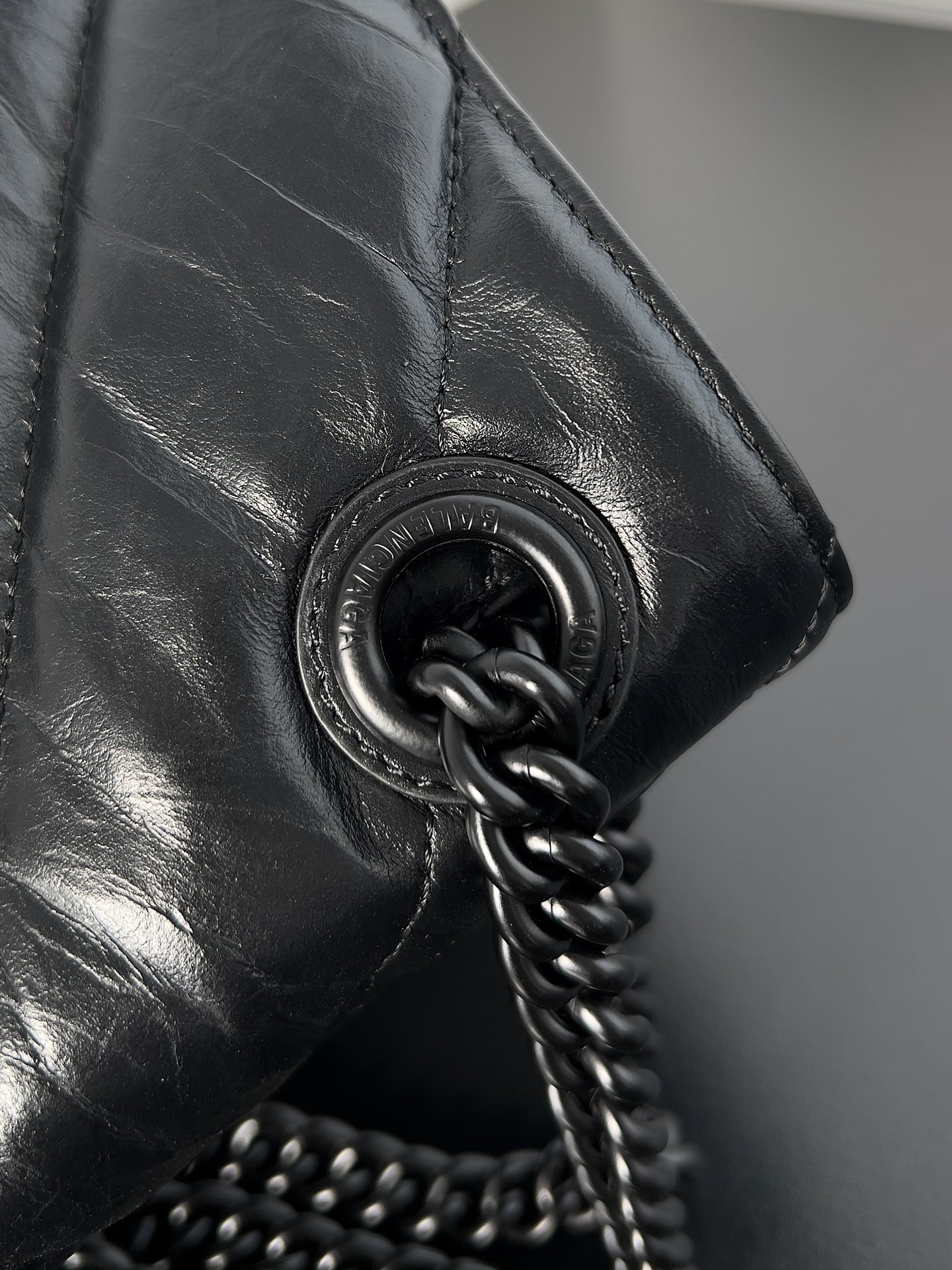複刻balenciaga巴黎世家 Crush 中號黑色壓光牛皮革絎縫鏈帶包