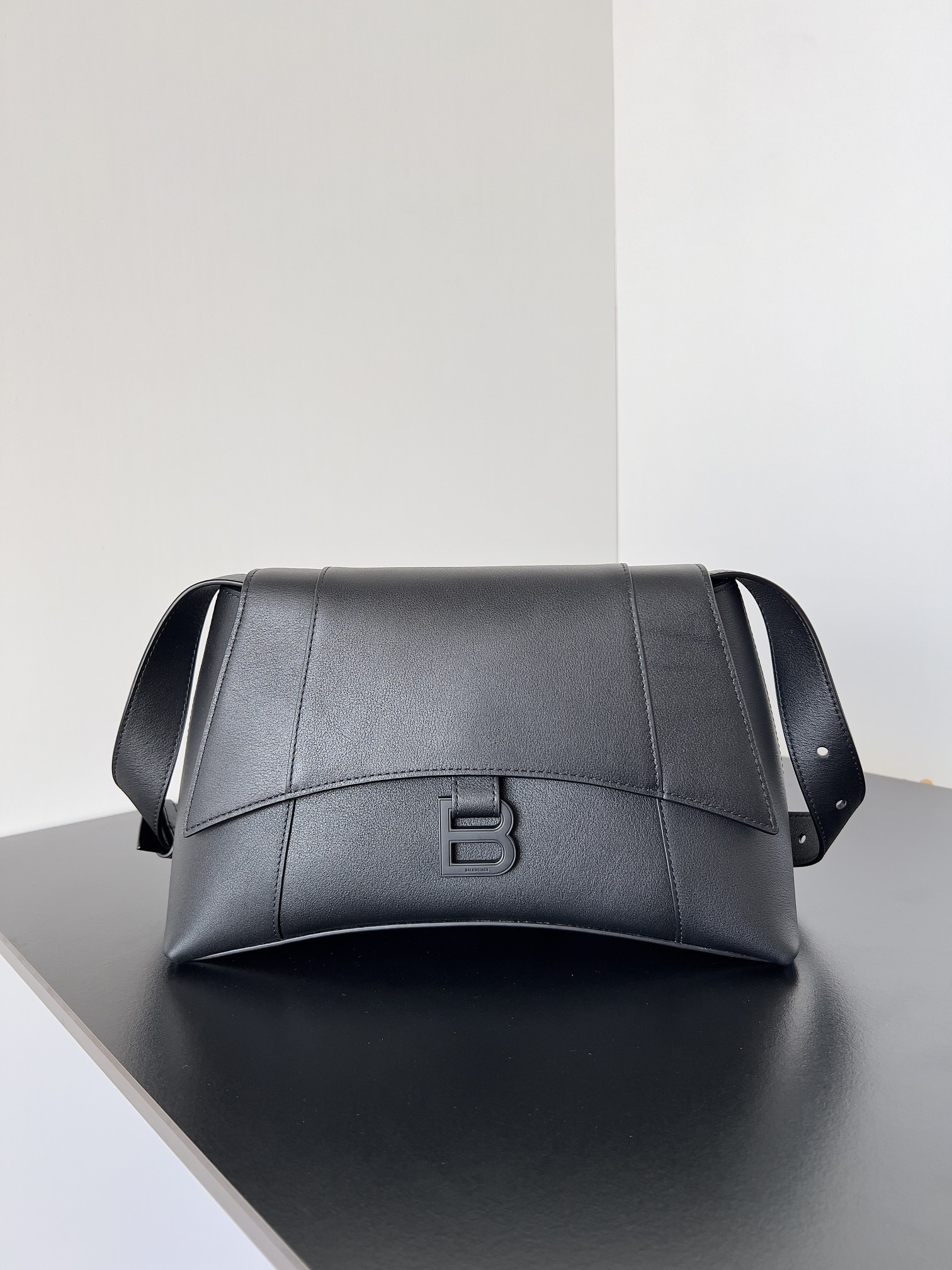 複刻balenciaga巴黎世家 Downtown黑色半亞光柔滑牛皮革小號單肩包