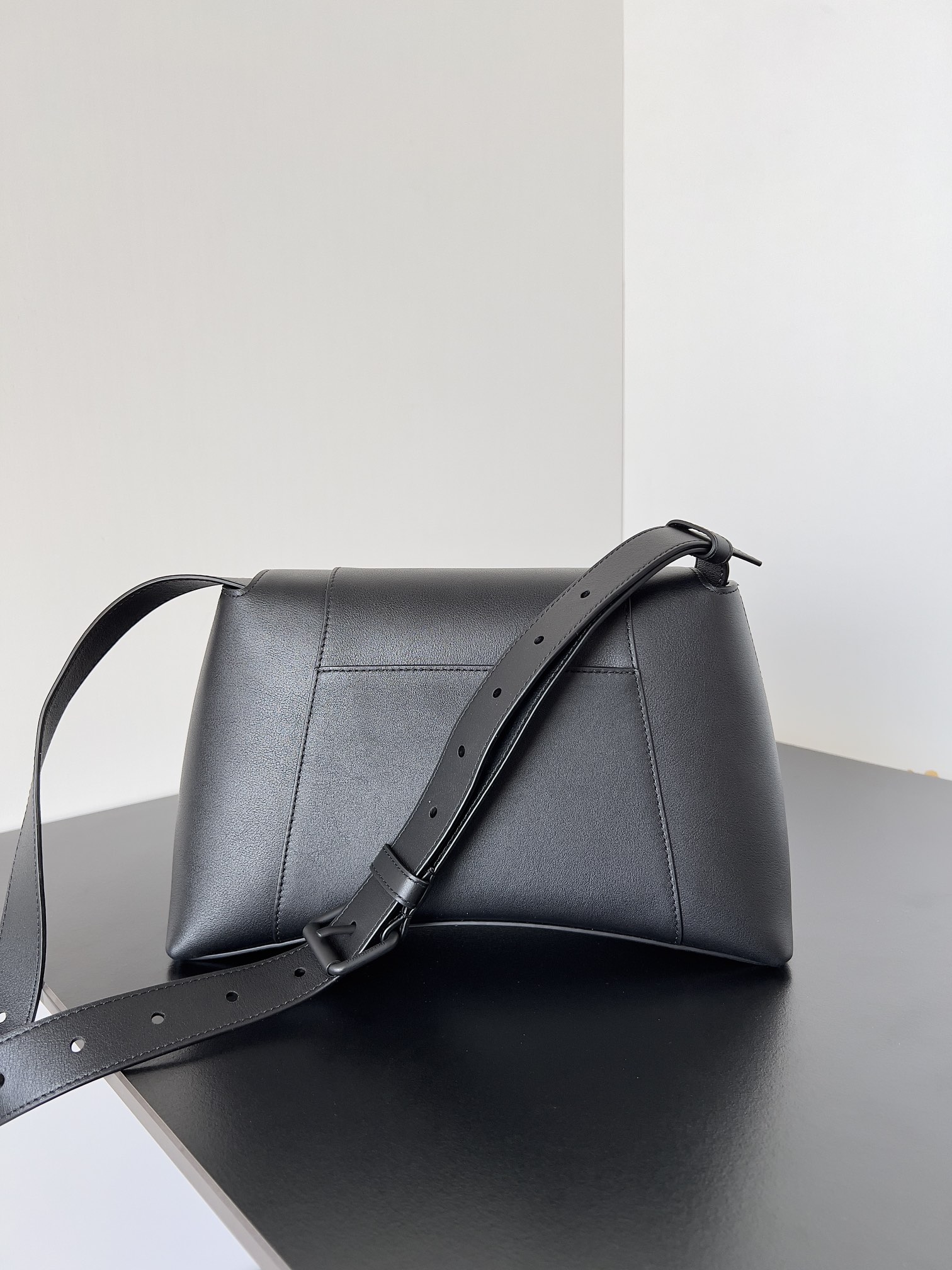 複刻balenciaga巴黎世家 Downtown黑色半亞光柔滑牛皮革小號單肩包