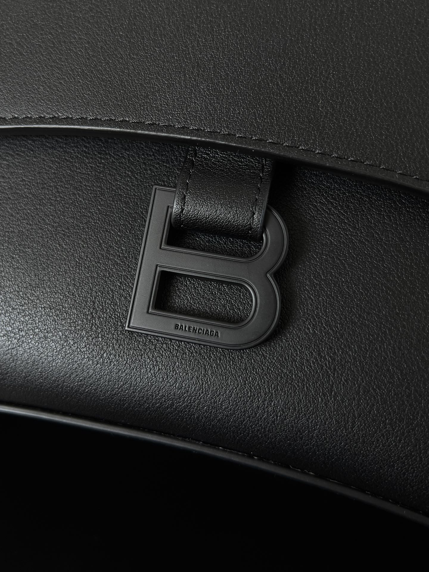 複刻balenciaga巴黎世家 Downtown黑色半亞光柔滑牛皮革小號單肩包