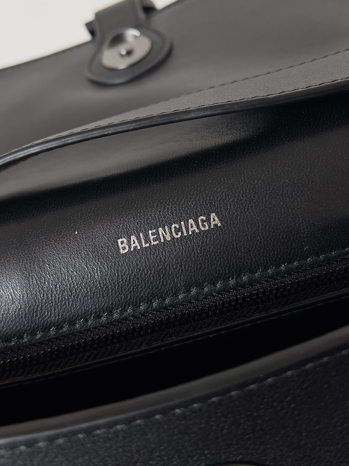 複刻balenciaga巴黎世家 Downtown黑色半亞光柔滑牛皮革小號單肩包