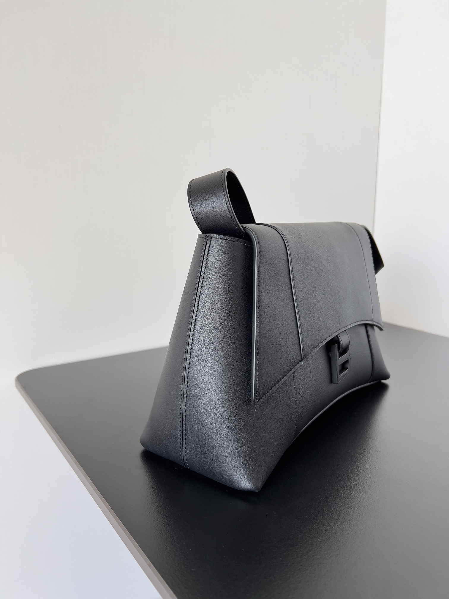 複刻balenciaga巴黎世家 Downtown黑色半亞光柔滑牛皮革小號單肩包