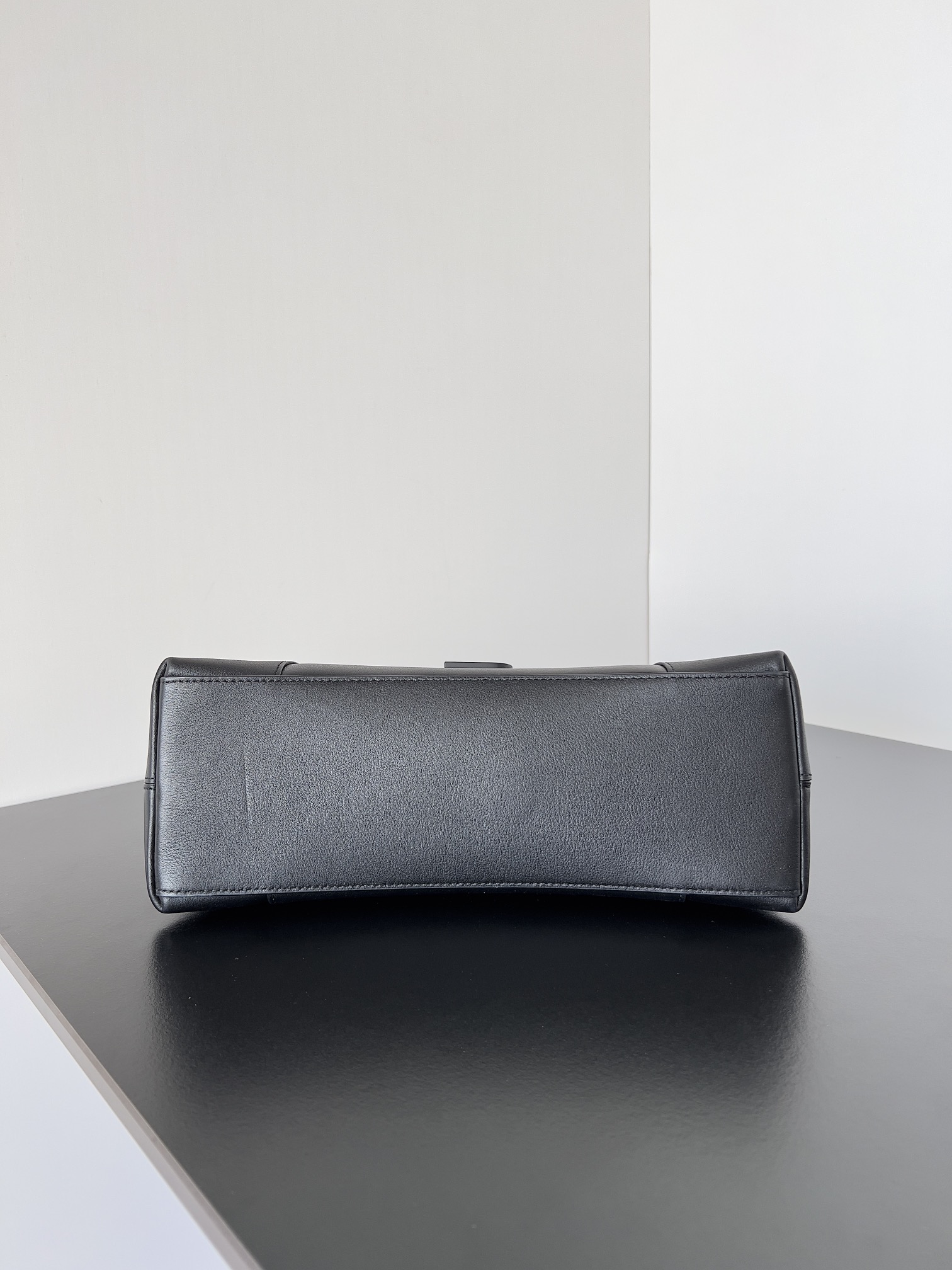 複刻balenciaga巴黎世家 Downtown黑色半亞光柔滑牛皮革小號單肩包